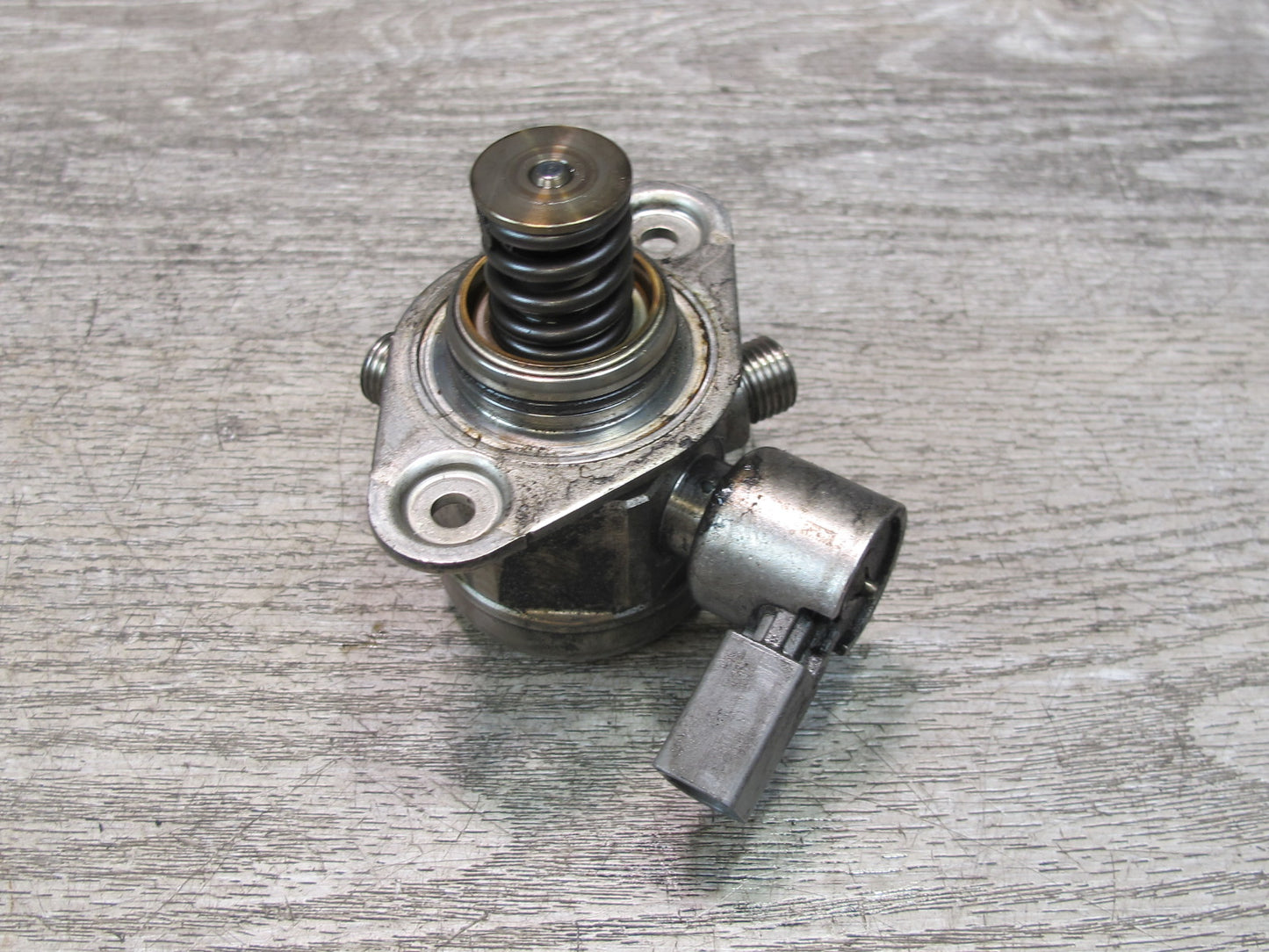 2010-2014 BMW E71 X6 X6M 4.4L Left High Pressure Fuel Pump