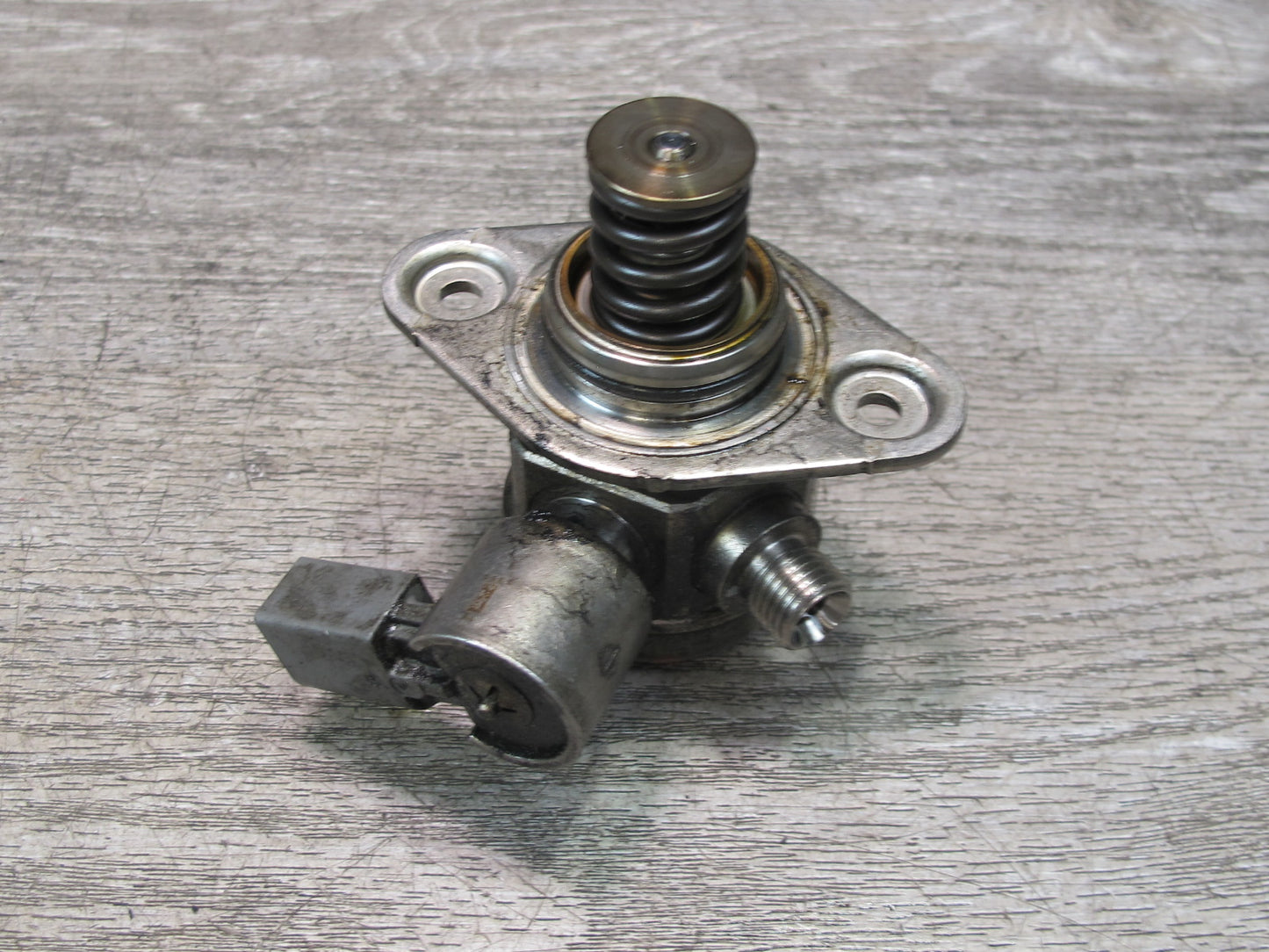2010-2014 BMW E71 X6 X6M 4.4L Left High Pressure Fuel Pump