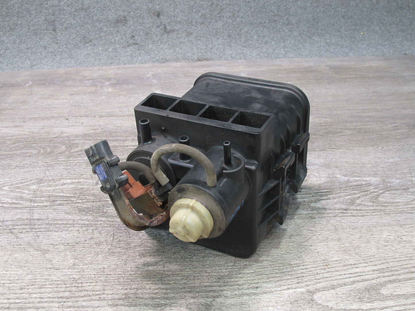 97-00 Lexus JZZ31L SC400 SC300 Fuel Vapor Charcoal Canister w Sensor OEM