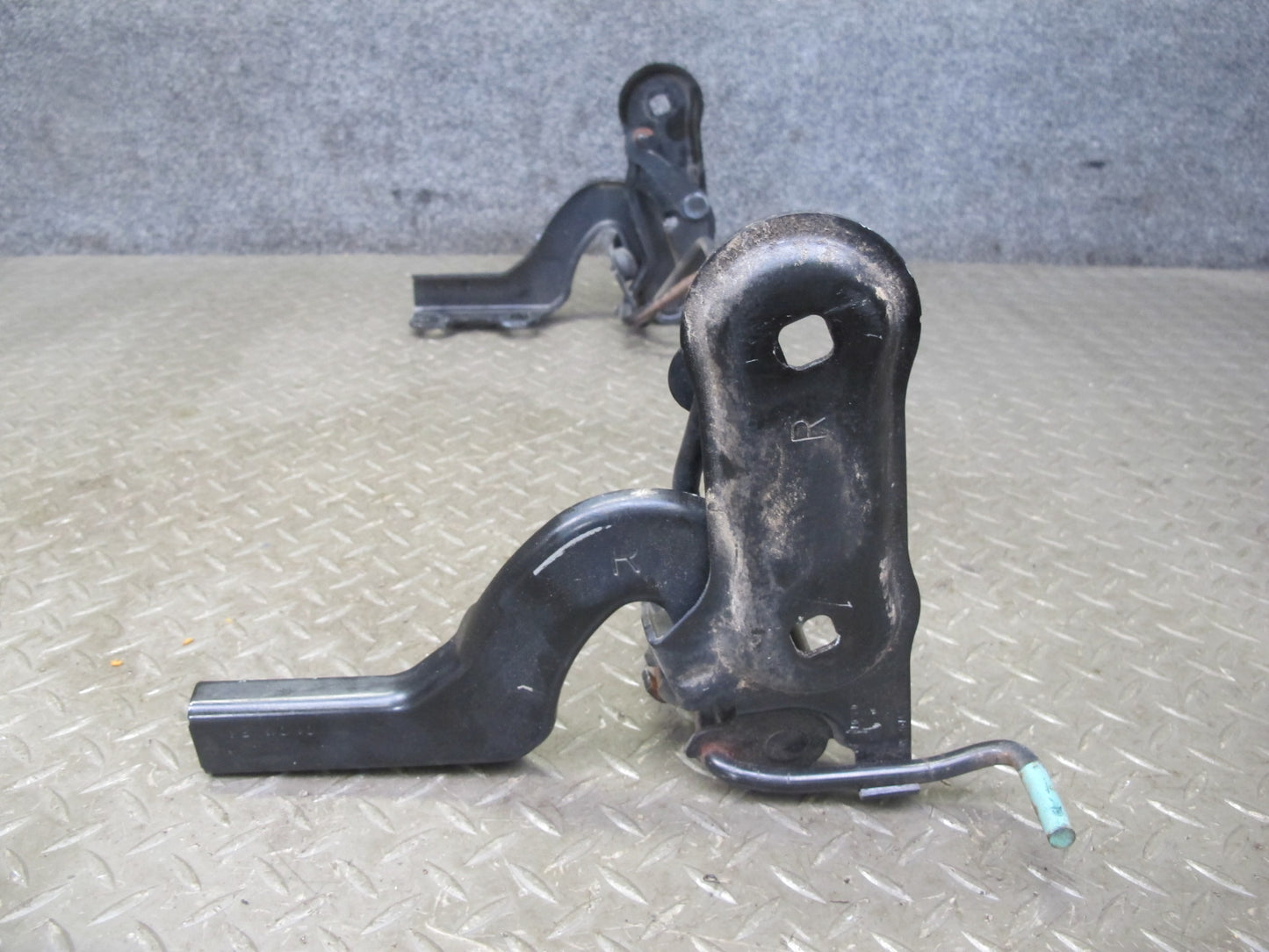 07-10 Saturn SKY Pontiac Solstice Rear Trunk Hinge Bracket 25798535 OEM