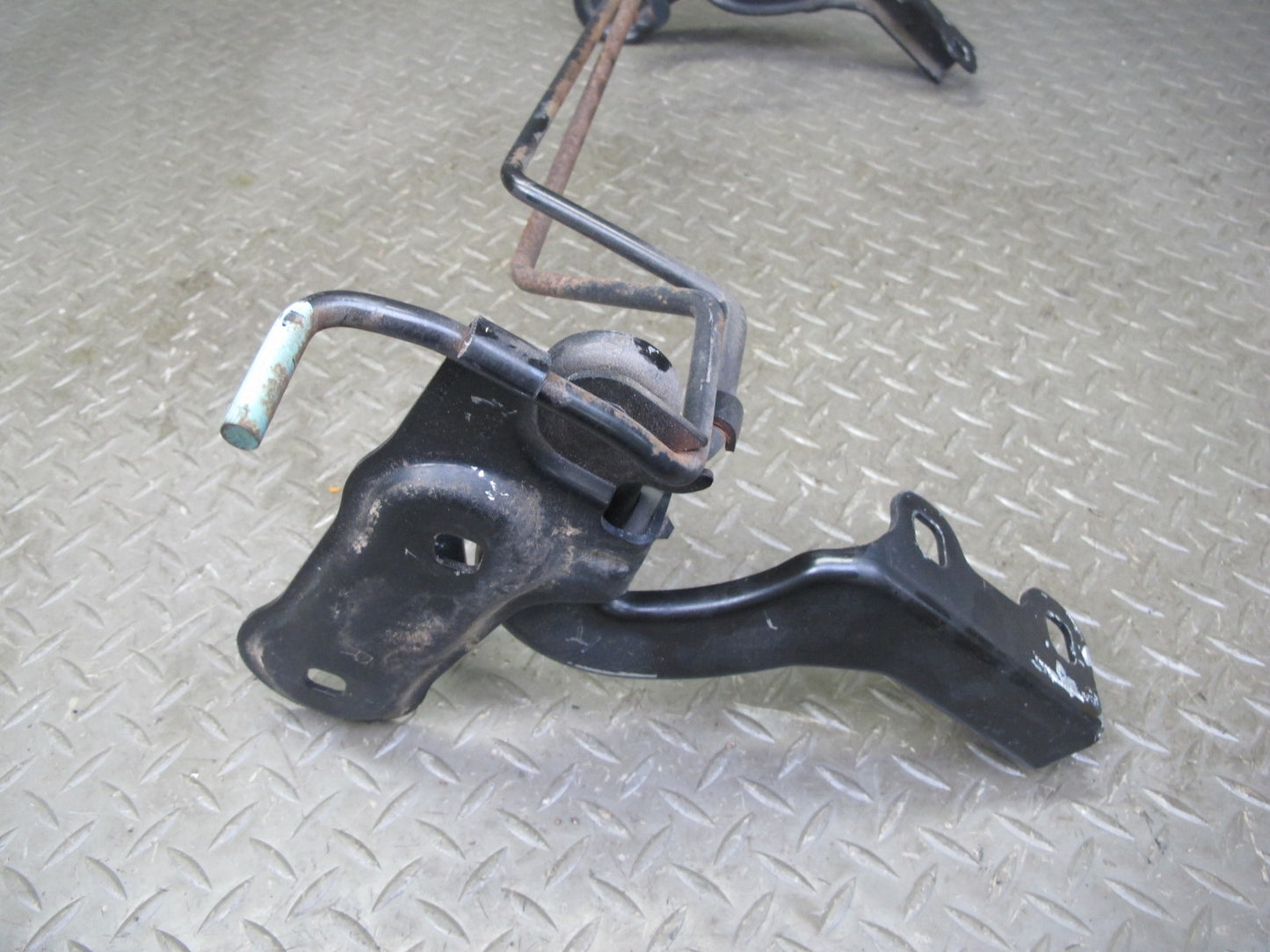 07-10 Saturn SKY Pontiac Solstice Rear Trunk Hinge Bracket 25798535 OEM