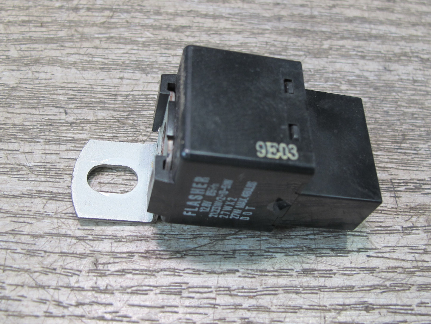 00-05 Toyota MR2 Spyder ZZW30L Flasher Relay Module 81980-17010 OEM