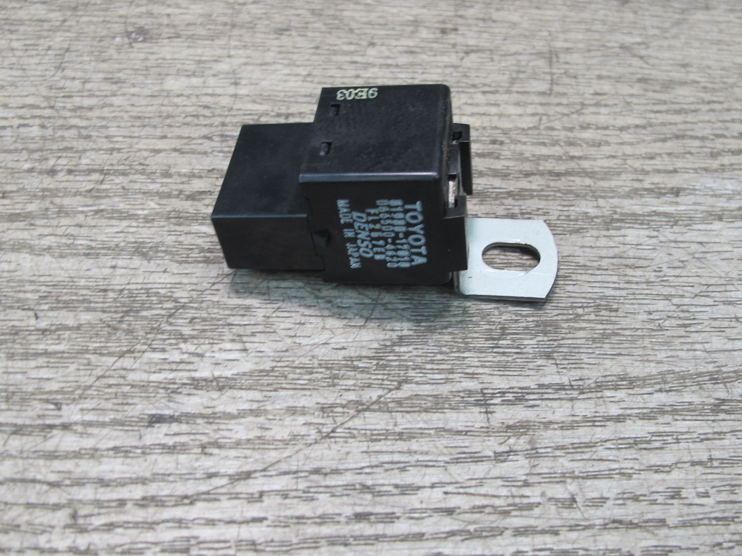 00-05 Toyota MR2 Spyder ZZW30L Flasher Relay Module 81980-17010 OEM