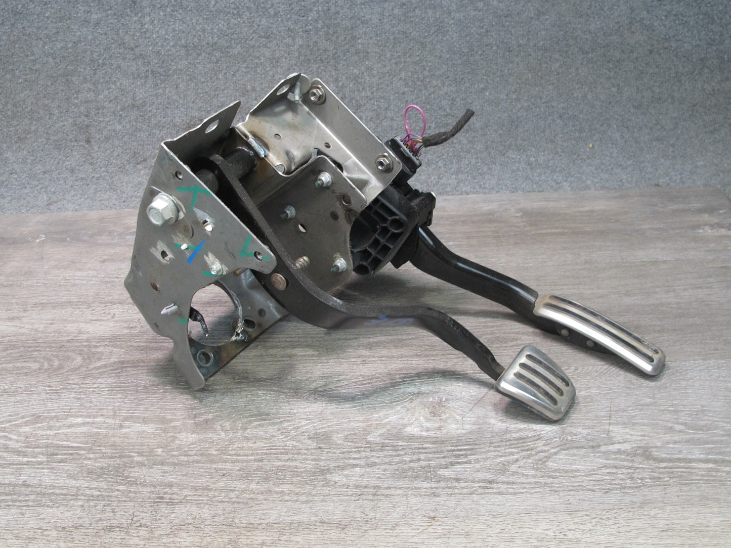 07-10 Saturn SKY M/T Transmission Clutch Brake Gas Acceleration Pedal Set OEM