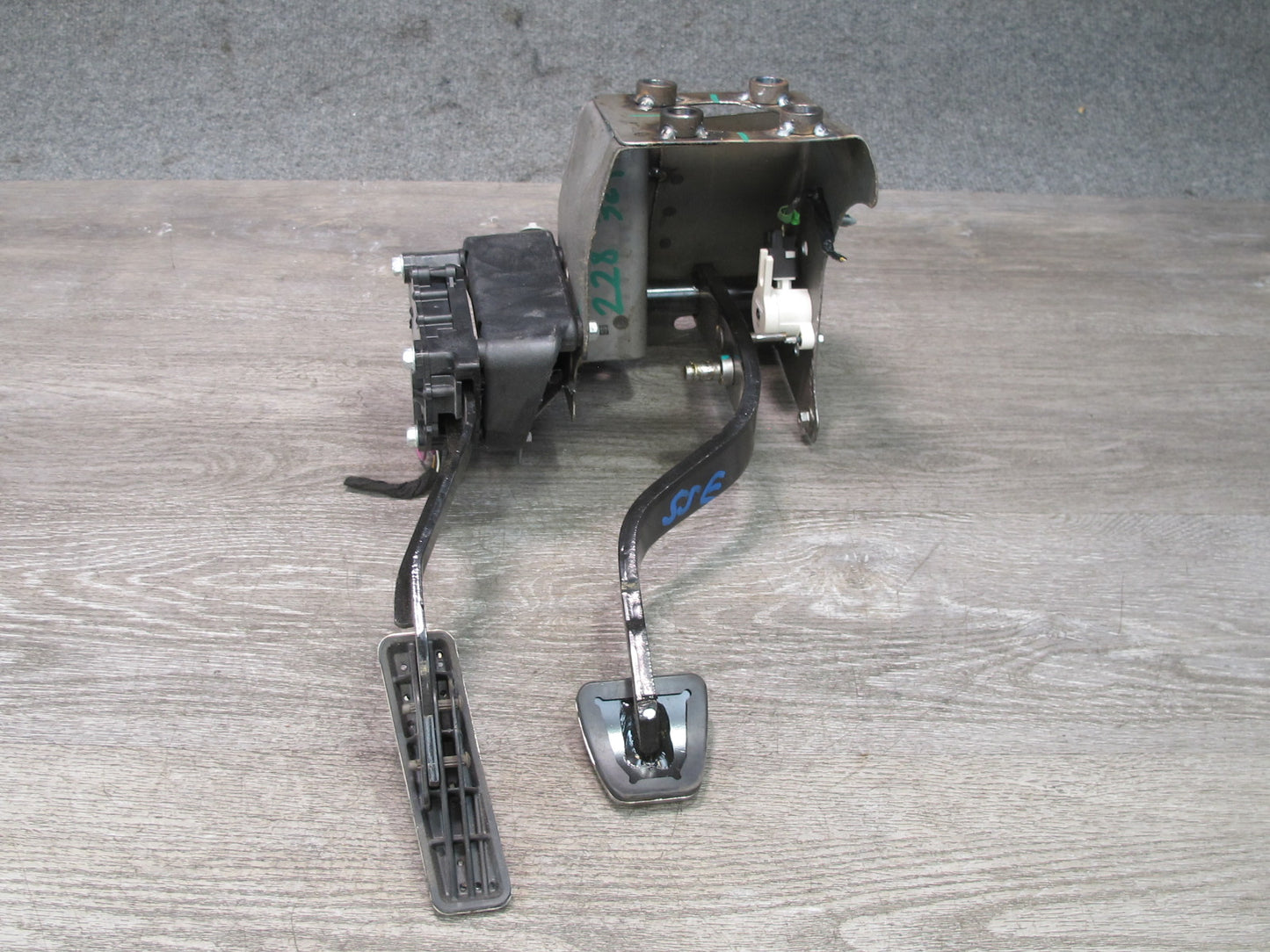07-10 Saturn SKY M/T Transmission Clutch Brake Gas Acceleration Pedal Set OEM