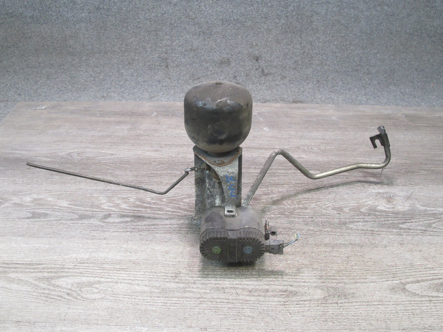 96-99 Mercedes W140 C140 Coupe Rear Suspension Accumulator w Damping Valve OEM