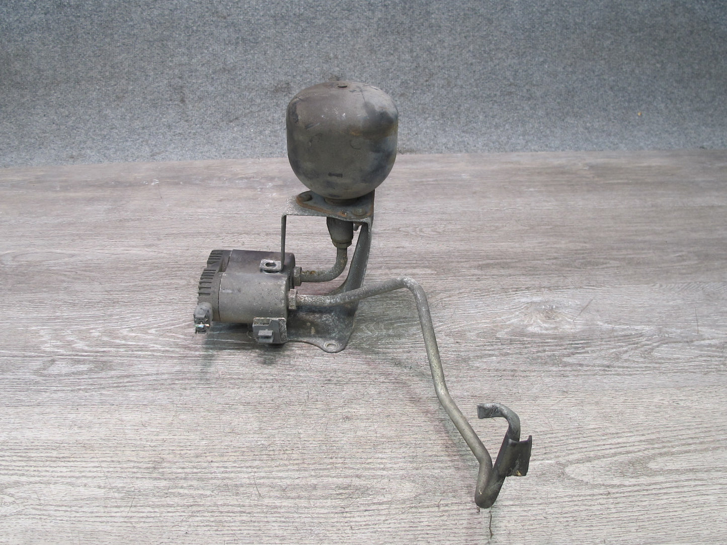 96-99 Mercedes W140 C140 Coupe Rear Suspension Accumulator w Damping Valve OEM