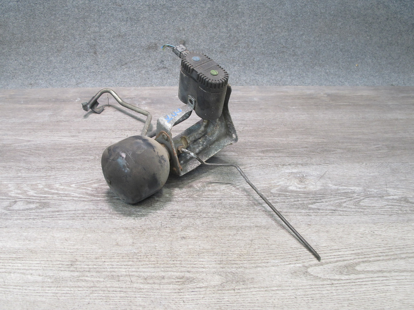 96-99 Mercedes W140 C140 Coupe Rear Suspension Accumulator w Damping Valve OEM