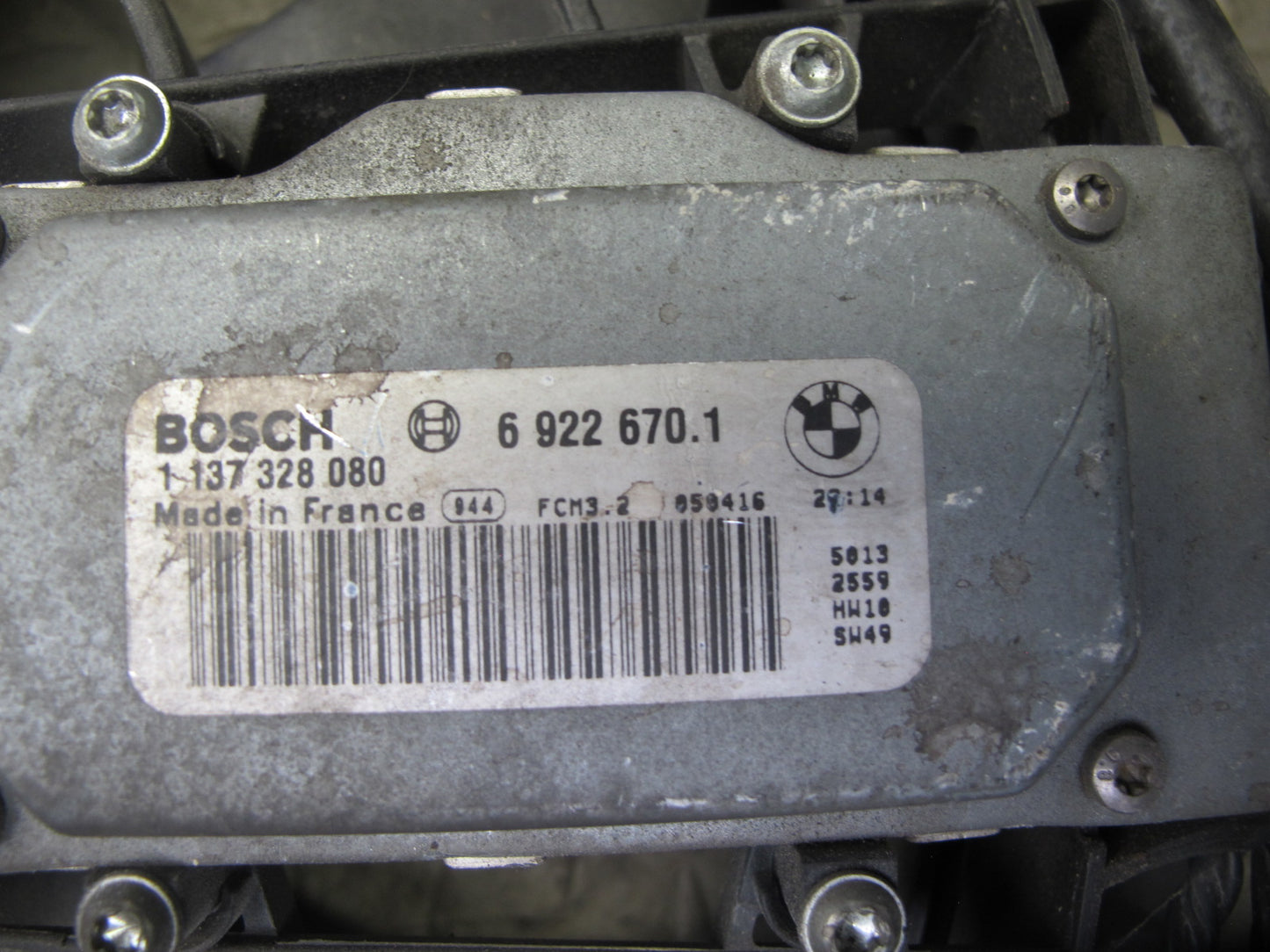 01-06 BMW E46 330i 330Ci M/T Engine Radiator Cooling Fan Motor Shroud OEM