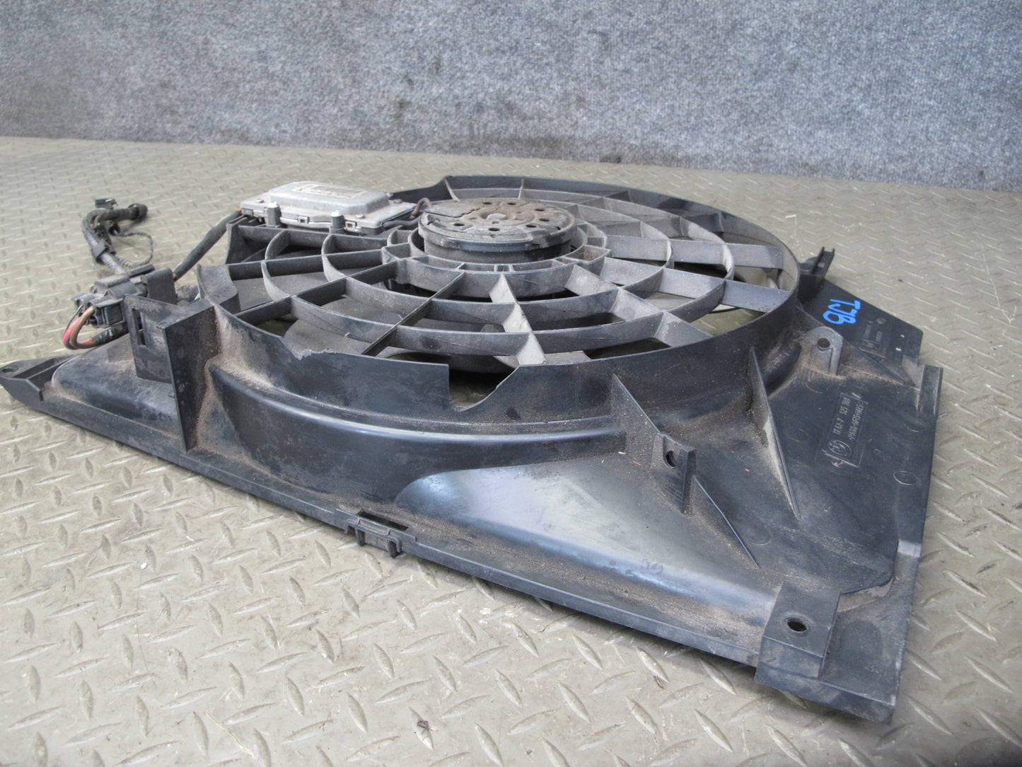 01-06 BMW E46 330i 330Ci M/T Engine Radiator Cooling Fan Motor Shroud OEM