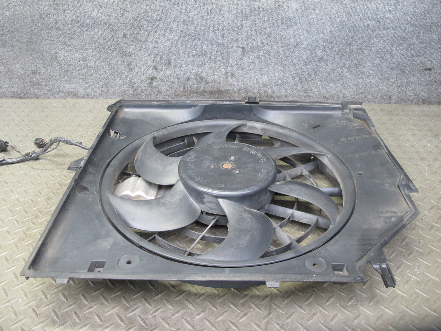 01-06 BMW E46 330i 330Ci M/T Engine Radiator Cooling Fan Motor Shroud OEM