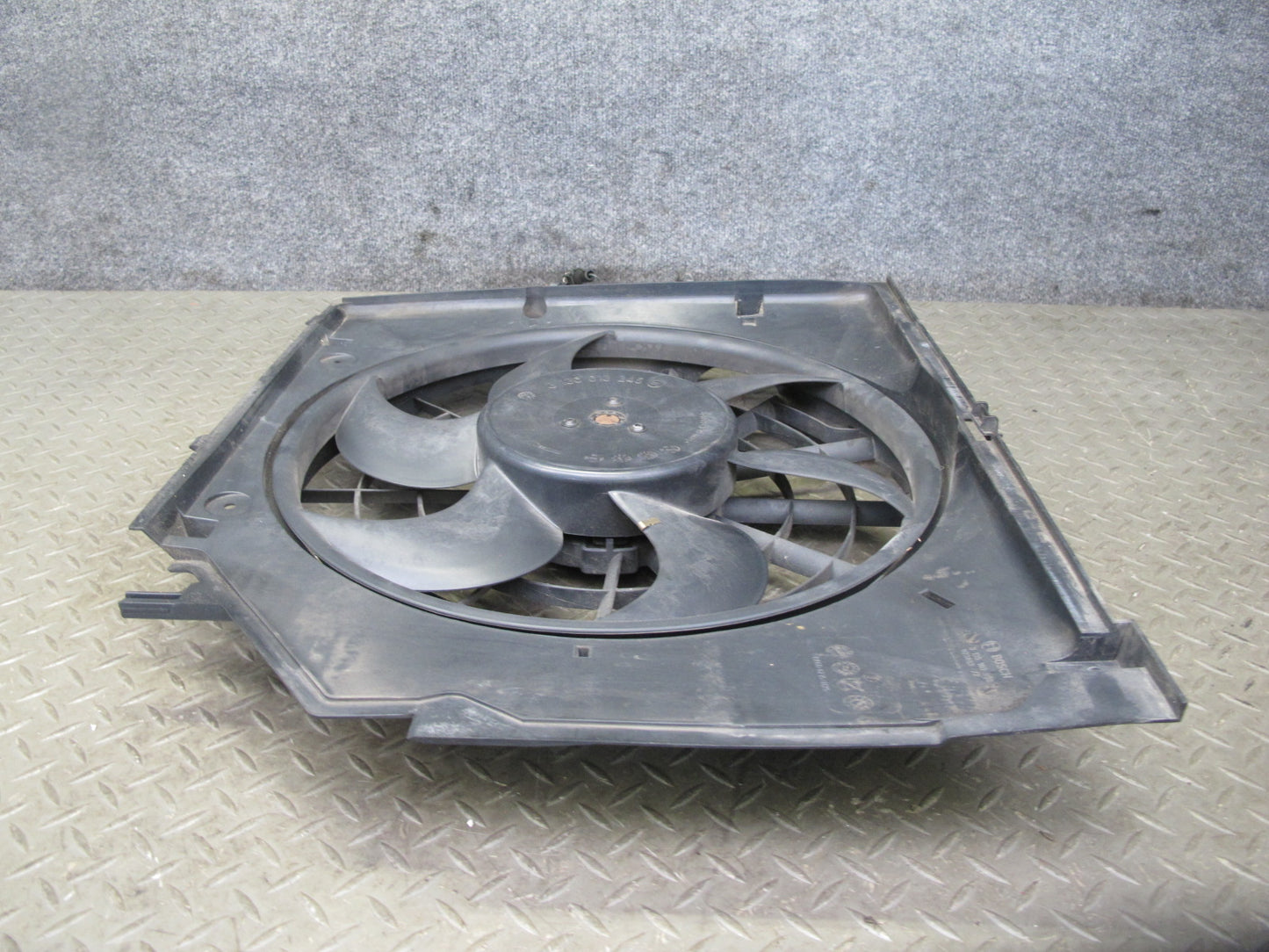 01-06 BMW E46 330i 330Ci M/T Engine Radiator Cooling Fan Motor Shroud OEM