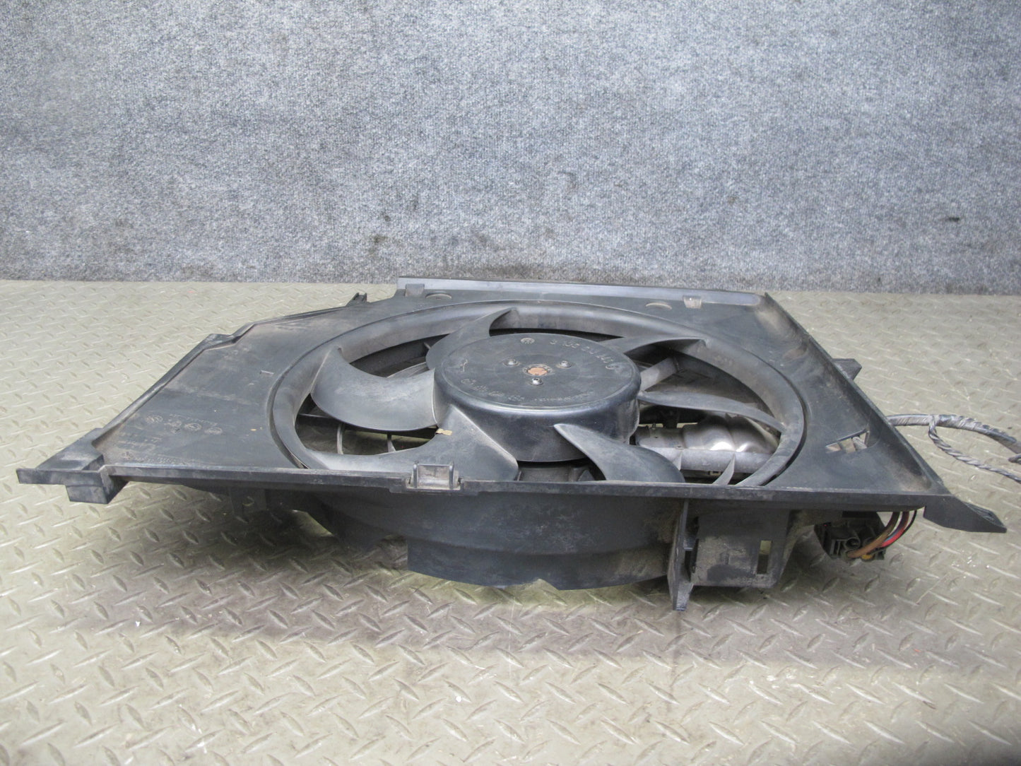 01-06 BMW E46 330i 330Ci M/T Engine Radiator Cooling Fan Motor Shroud OEM