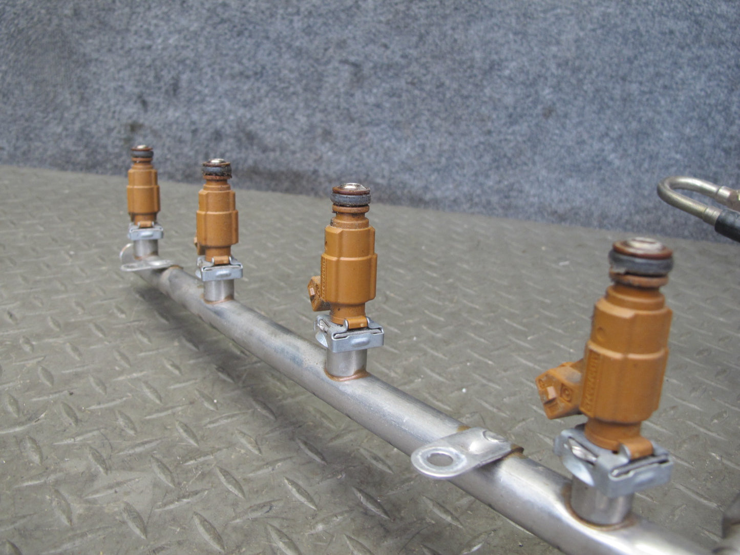 03-06 Mercedes R230 SL500 M113 Engine Fuel Rail w Injector & Hose Set OEM