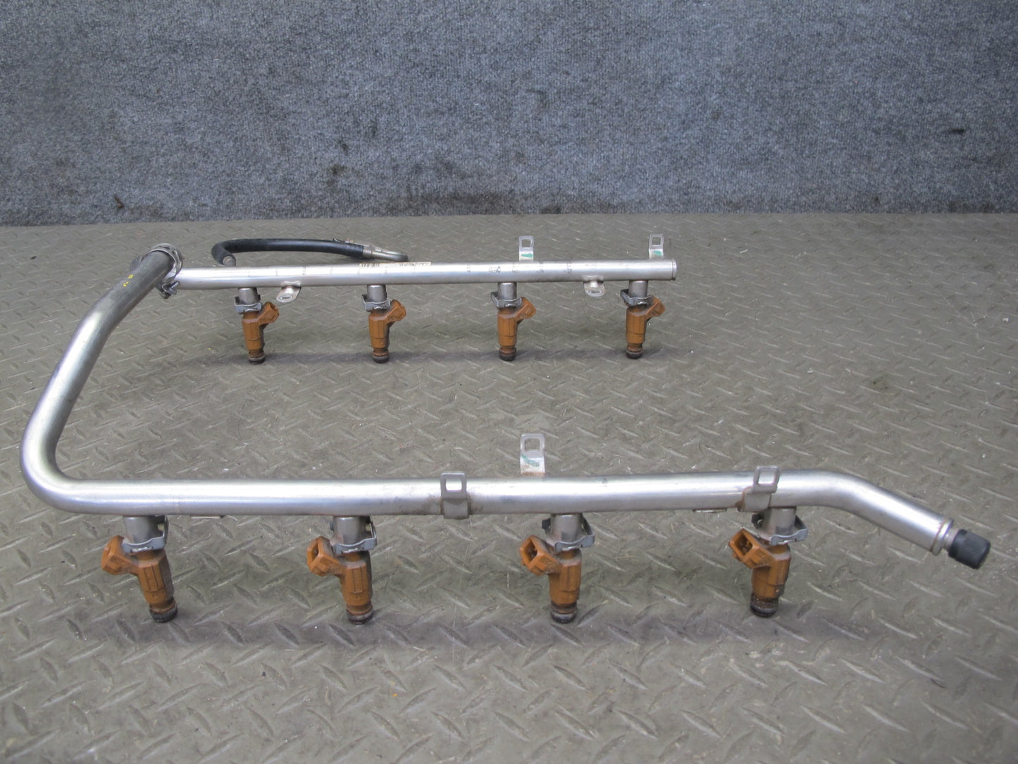 03-06 Mercedes R230 SL500 M113 Engine Fuel Rail w Injector & Hose Set OEM