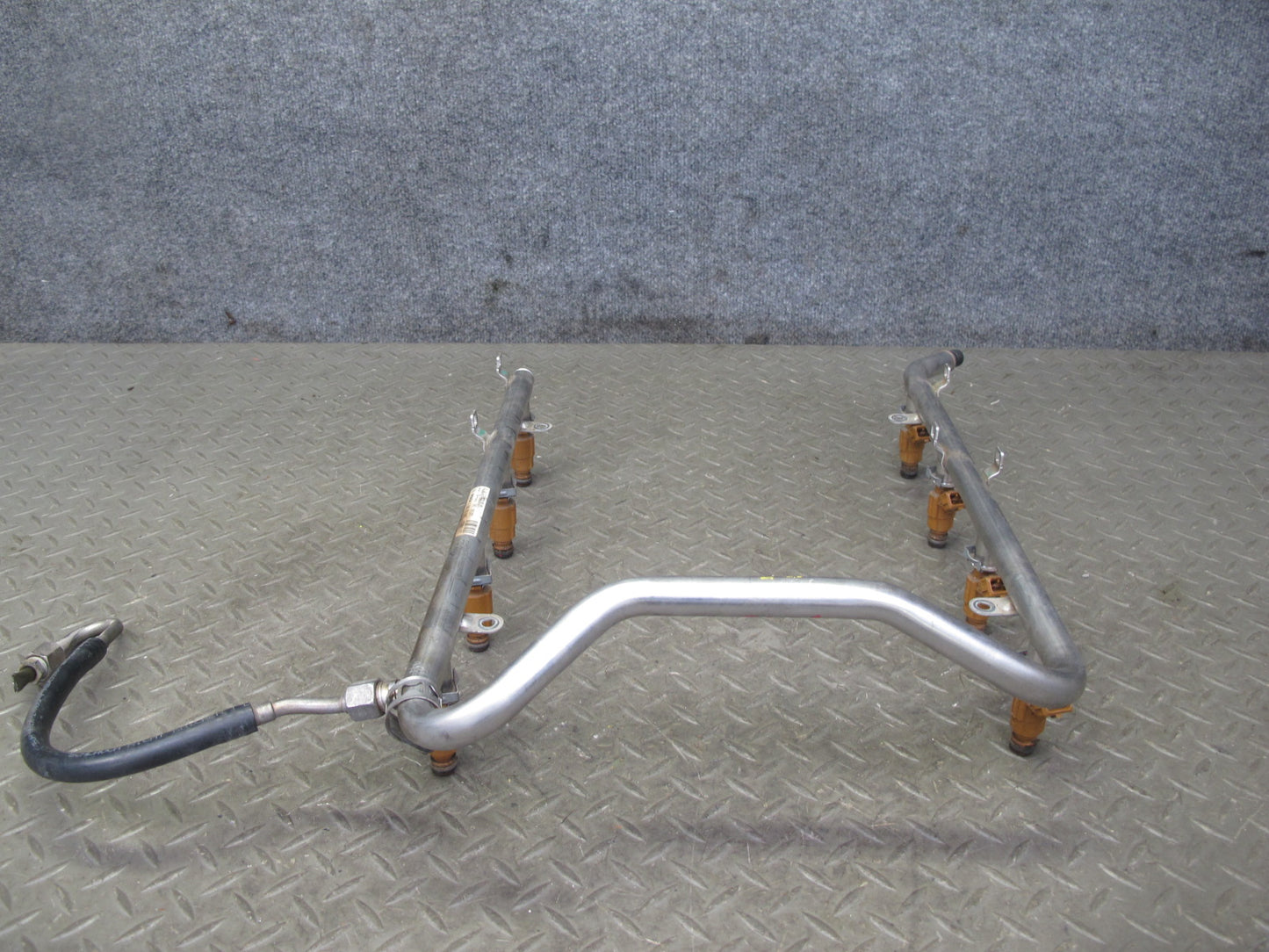 03-06 Mercedes R230 SL500 M113 Engine Fuel Rail w Injector & Hose Set OEM