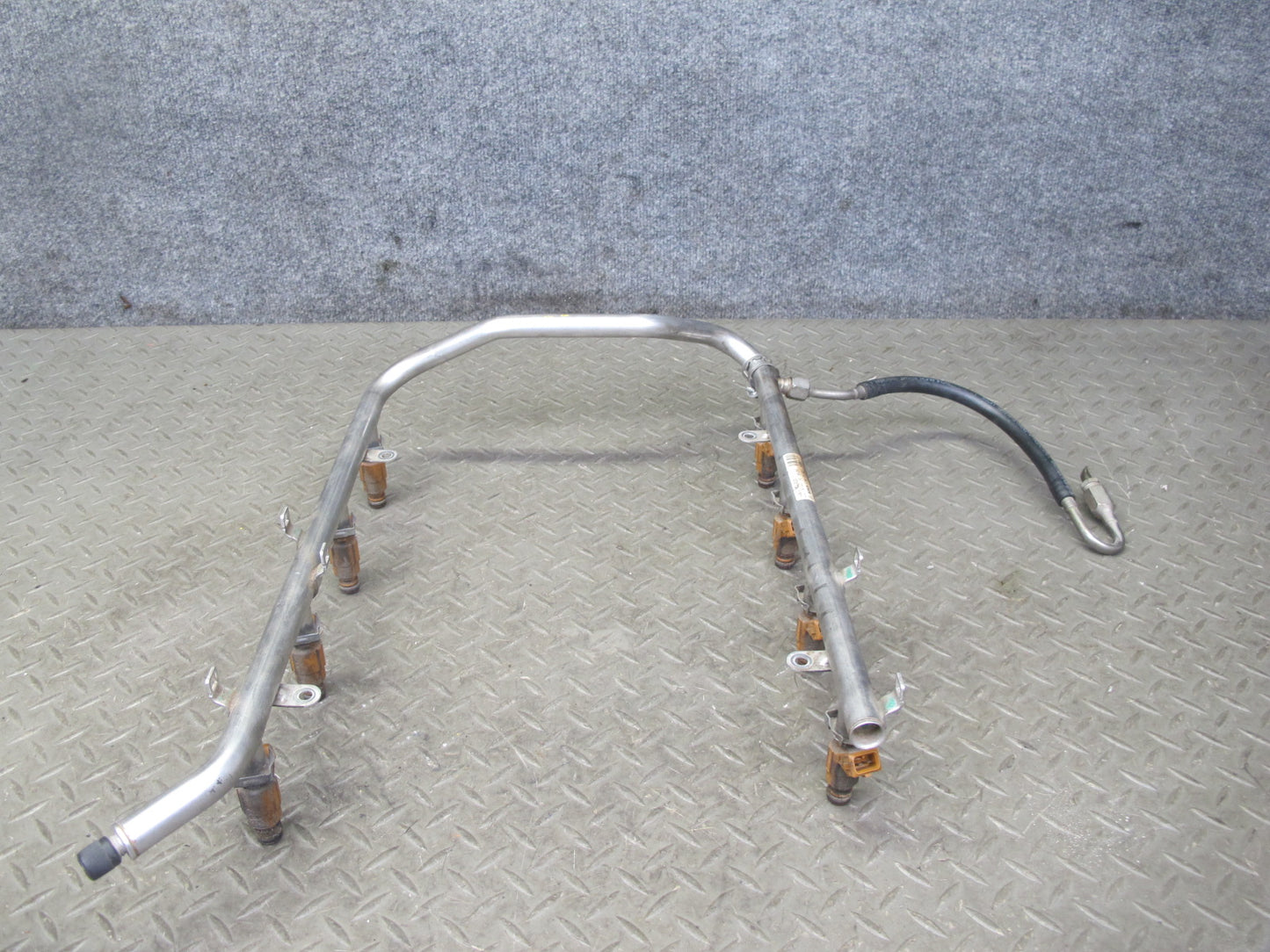 03-06 Mercedes R230 SL500 M113 Engine Fuel Rail w Injector & Hose Set OEM