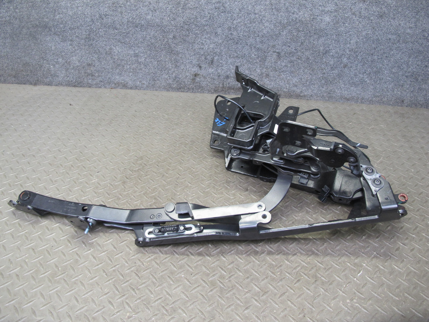 05-11 Mercedes R171 SLK Convertible Set of 2 Rear Roof Hinge Support Frame OEM