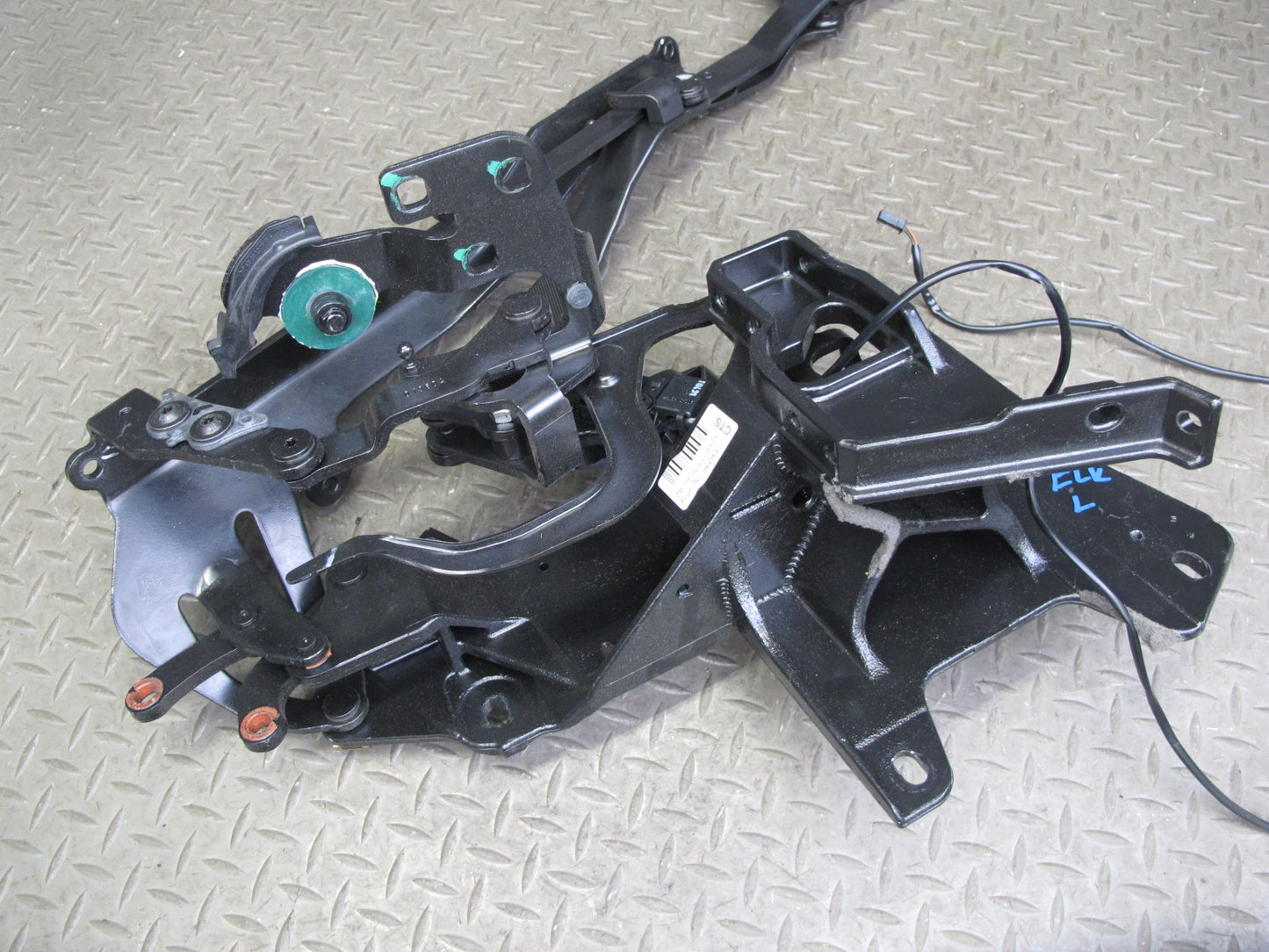 05-11 Mercedes R171 SLK Convertible Set of 2 Rear Roof Hinge Support Frame OEM