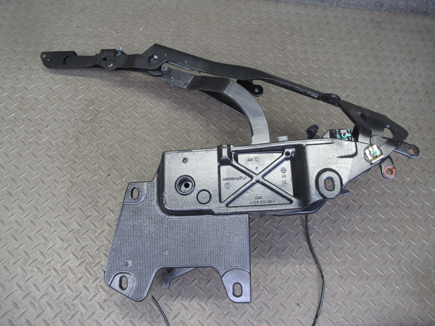 05-11 Mercedes R171 SLK Convertible Set of 2 Rear Roof Hinge Support Frame OEM