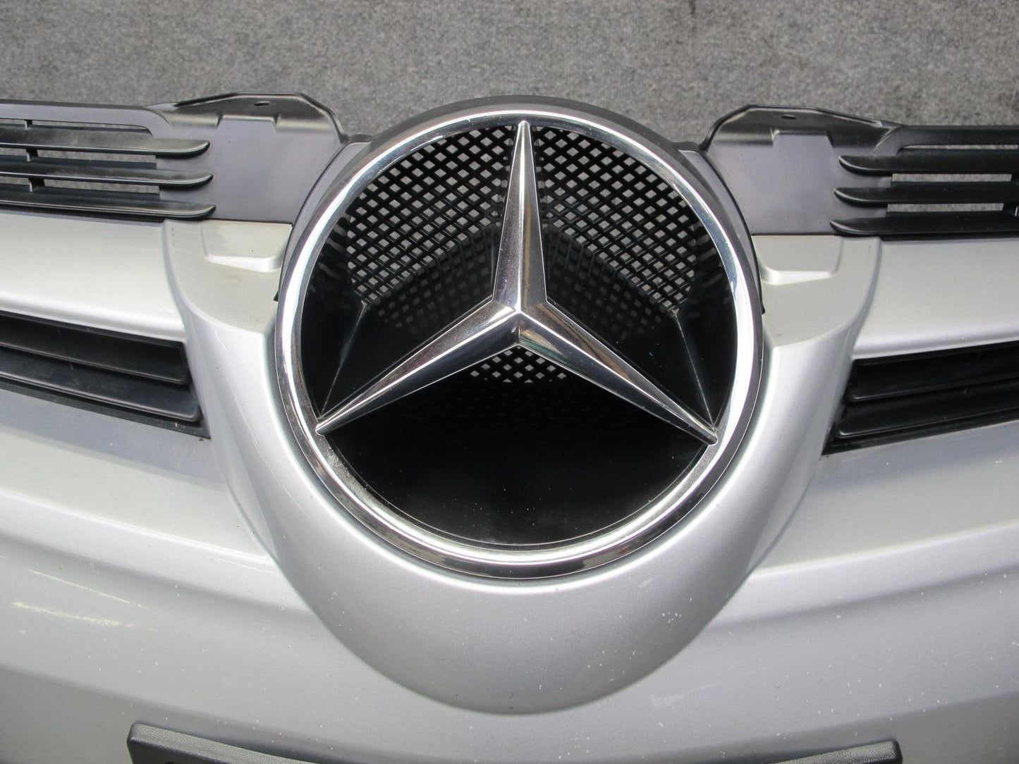 05-08 Mercedes R171 Slk-class Front Bumper Cover w Grilles & Fog Lights OEM