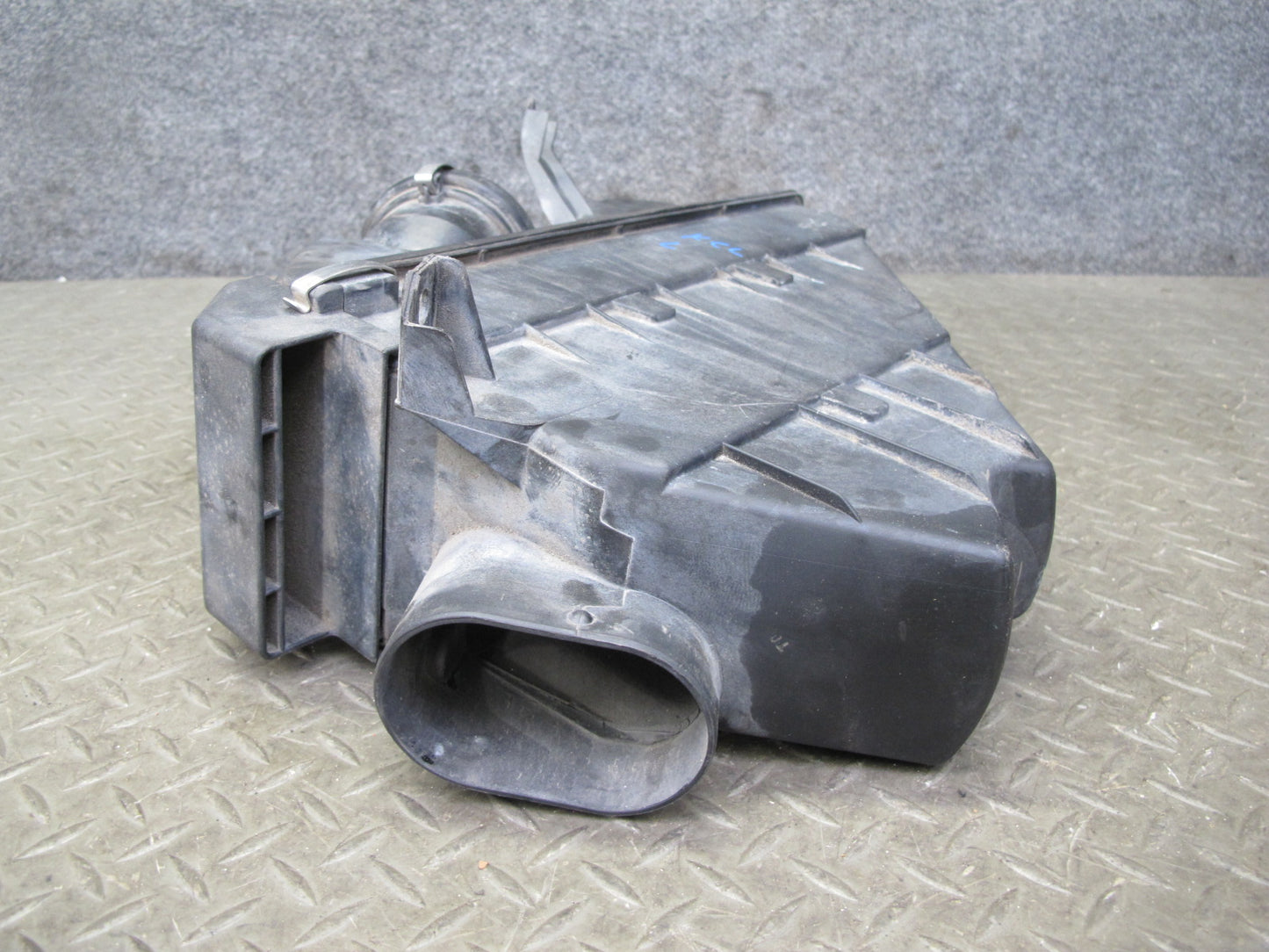96-99 Mercedes W140 C140 CL600 S600 Left Air Intake Cleaner Filter Box OEM