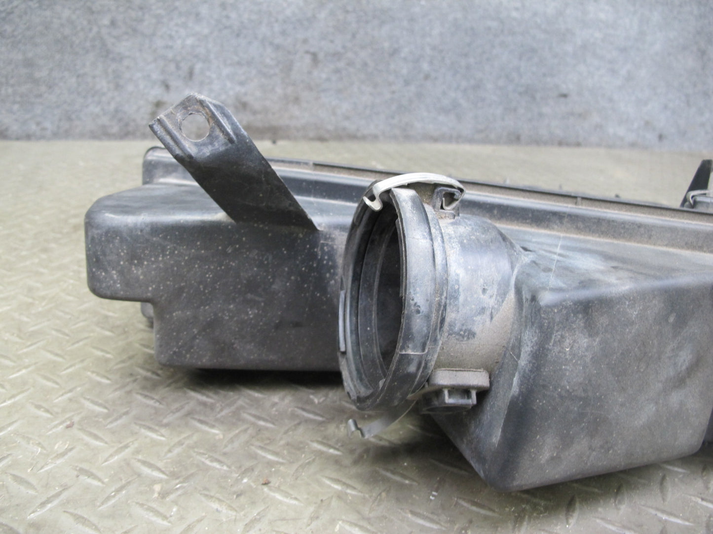 96-99 Mercedes W140 C140 CL600 S600 Left Air Intake Cleaner Filter Box OEM