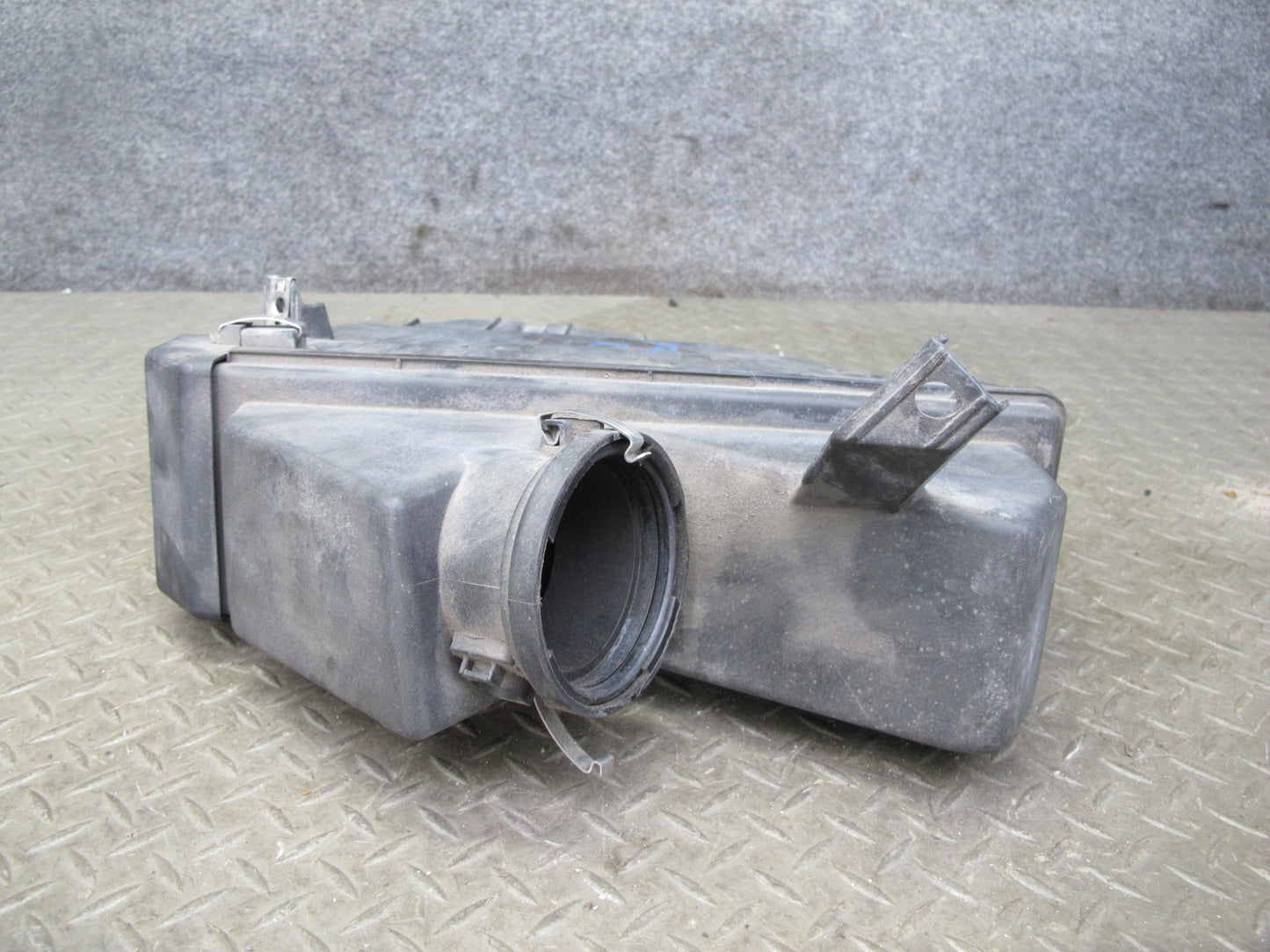 96-99 Mercedes W140 C140 CL600 S600 Right Air Intake Cleaner Filter Box OEM