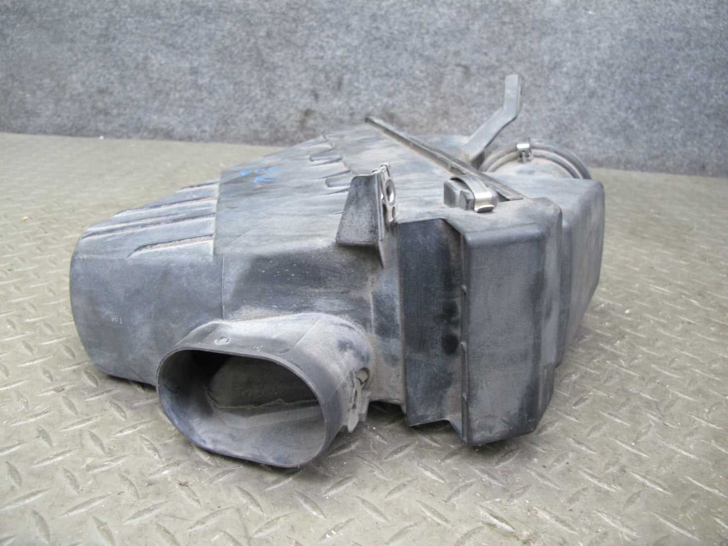 96-99 Mercedes W140 C140 CL600 S600 Right Air Intake Cleaner Filter Box OEM