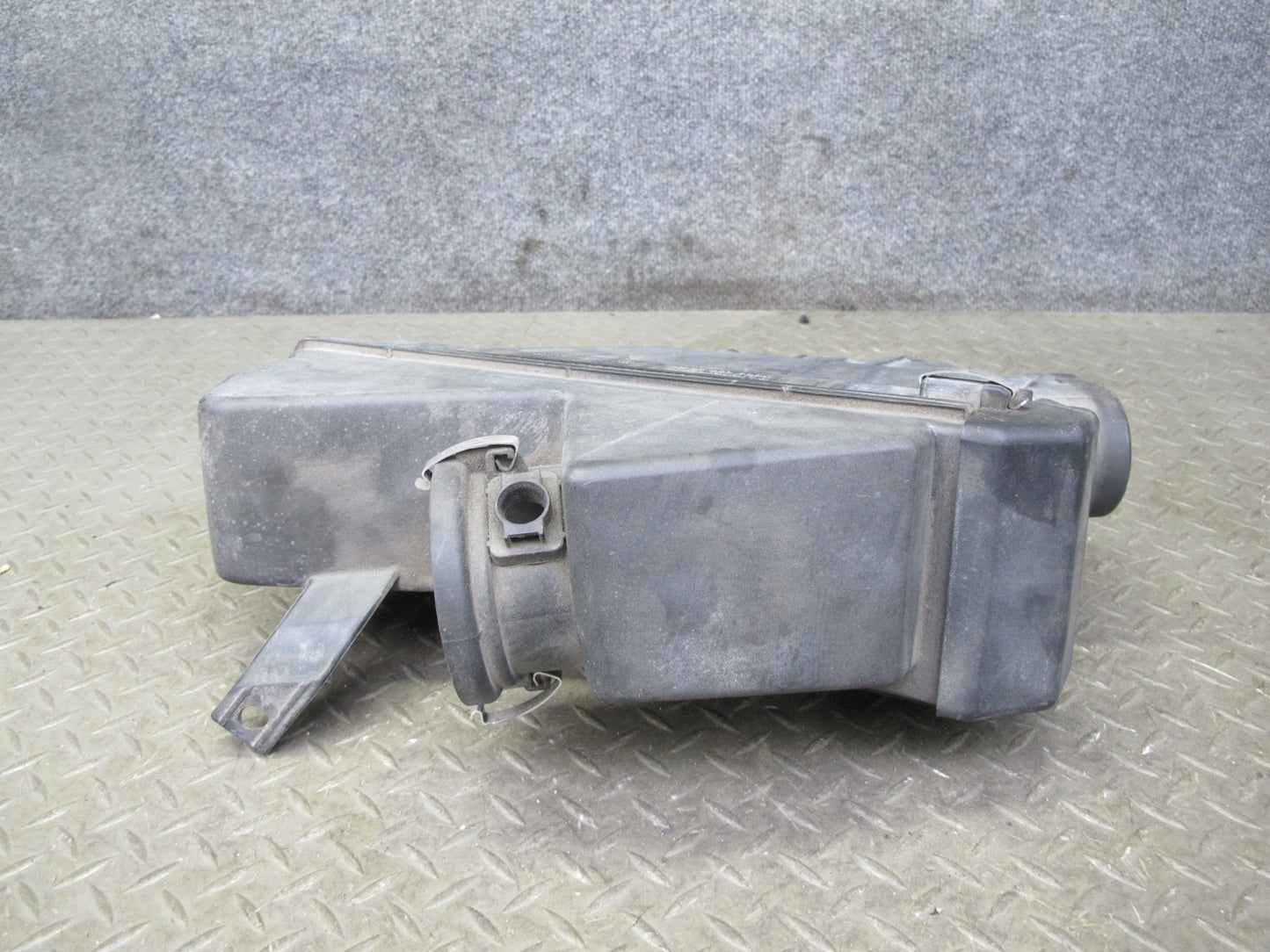 96-99 Mercedes W140 C140 CL600 S600 Right Air Intake Cleaner Filter Box OEM