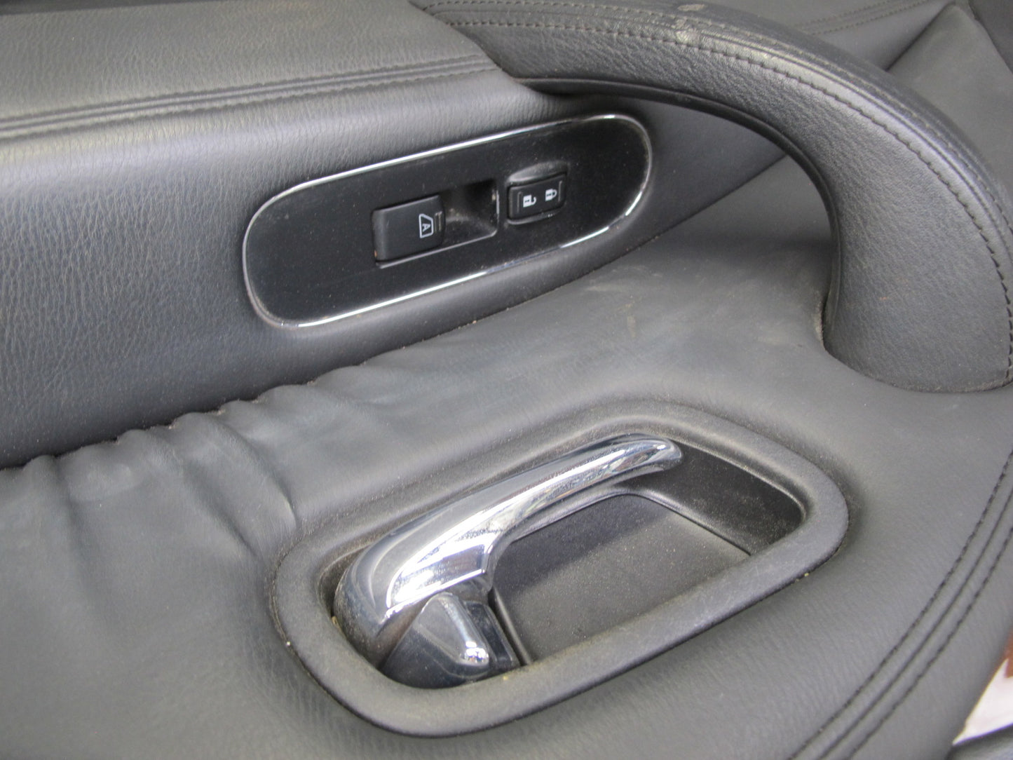 2011-2012 Infiniti QX56 Front Right & Left Side Interior Door Panel Set