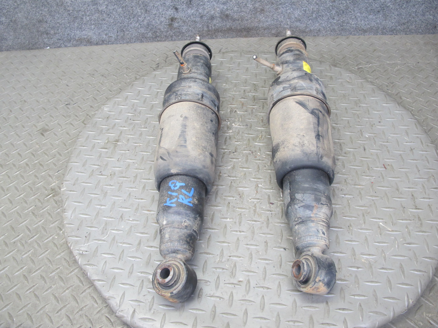 2011-2020 Infiniti QX56 QX80 RWD Rear Left & Right Air Strut Shock Absorber Set