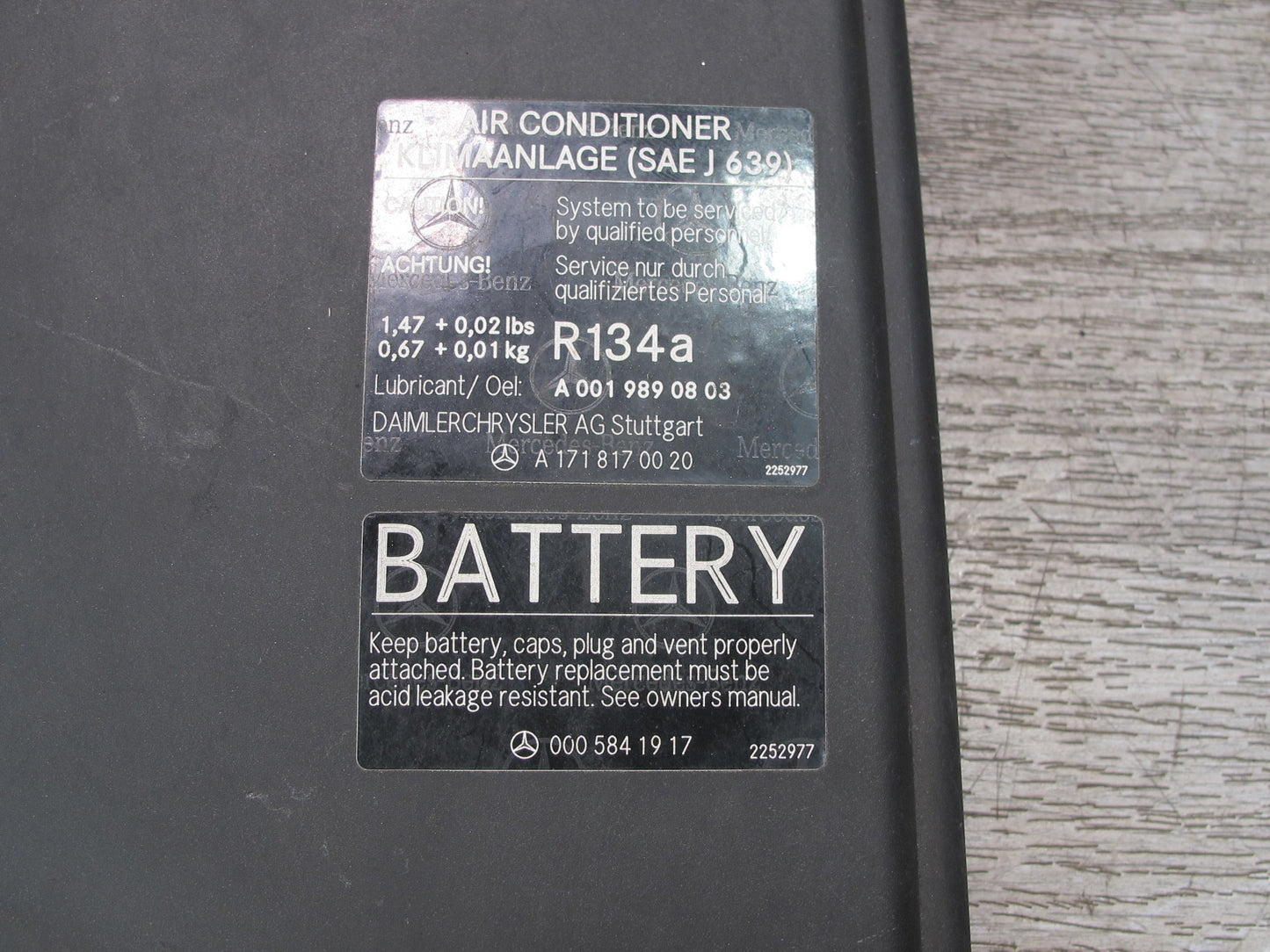 05-11 Mercedes R171 Slk-class Front Fuse Relay Box Lid Cover 1715400082 OEM