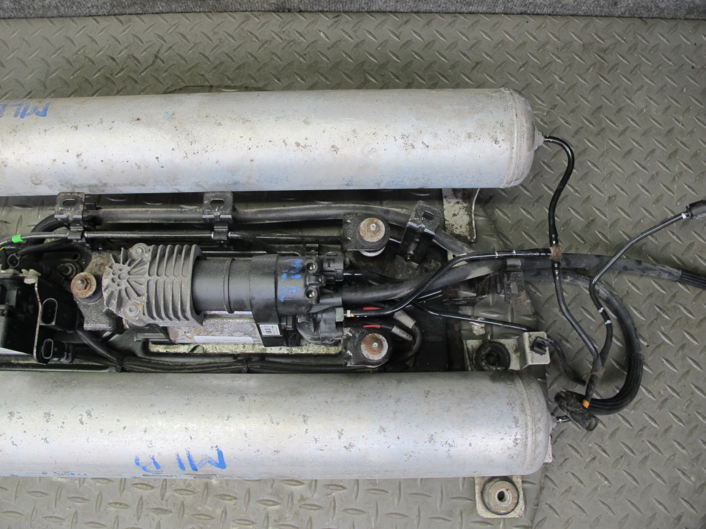 2017-2020 Maserati Levante M161 Air Suspension Compressor Pump W/ Reservoirs