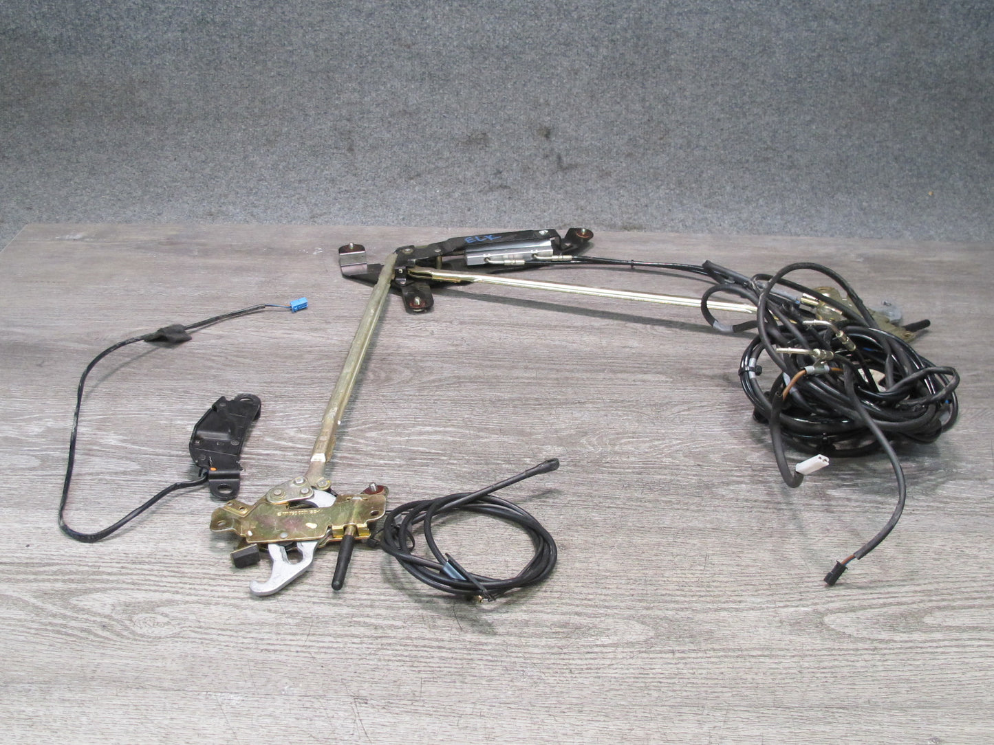 05-11 Mercedes R171 Slk-class TOP Roof Safety Lock Latch Assy 1717900071 OEM
