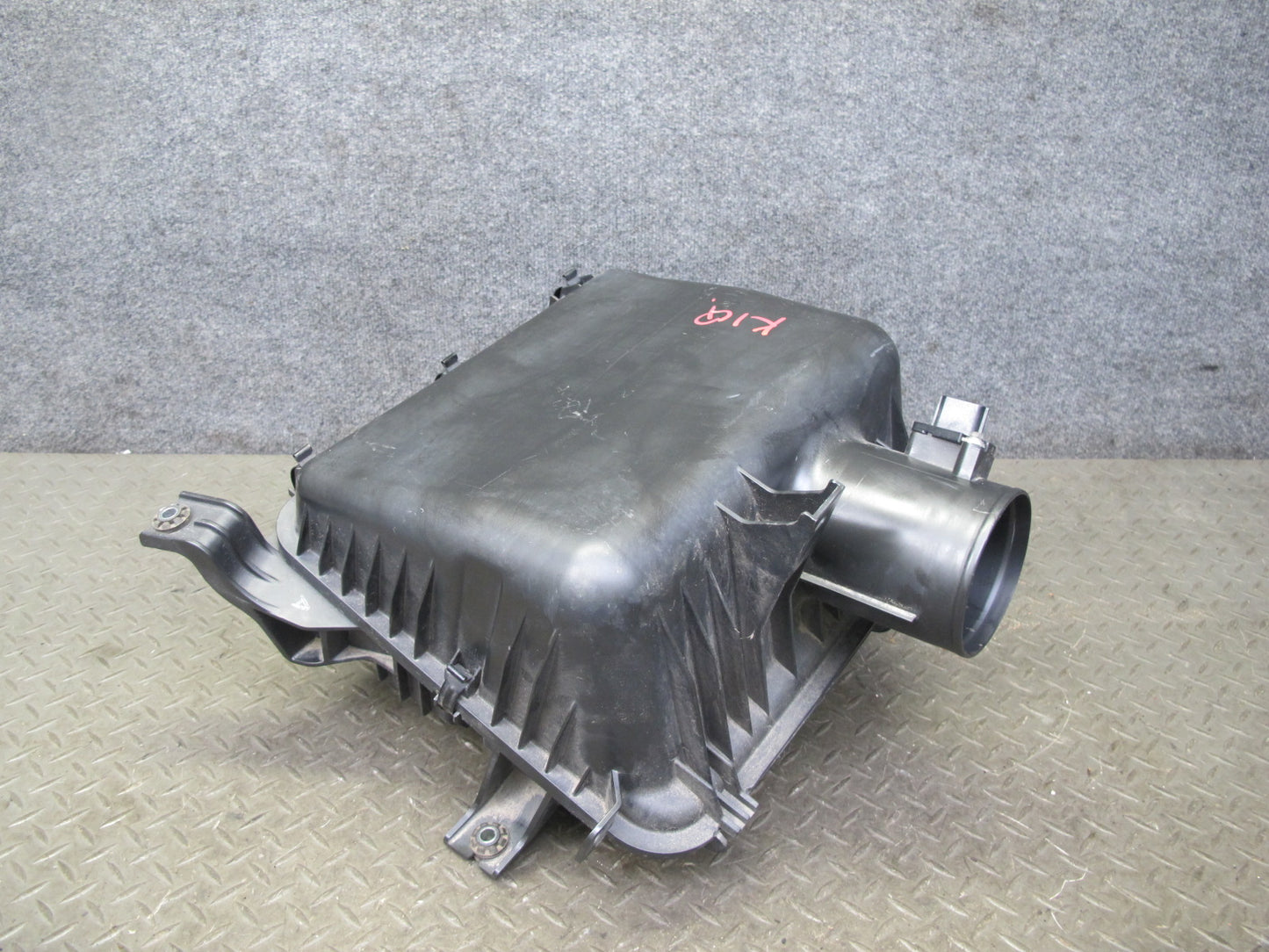 2011-2012 Infiniti QX56 QX80 5.6L Engine Air Intake Cleaner Filter Box Housing