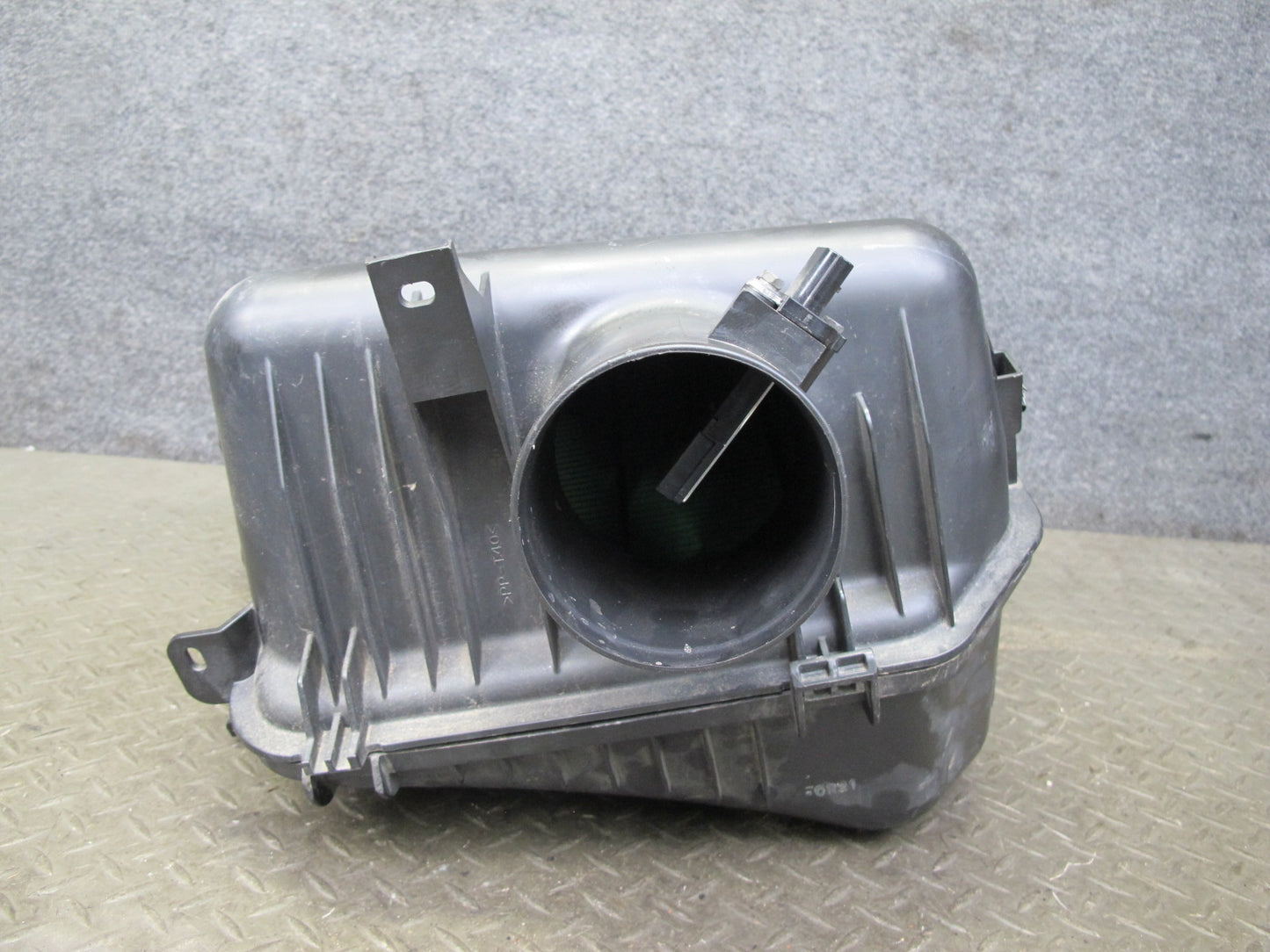 2011-2012 Infiniti QX56 QX80 5.6L Engine Air Intake Cleaner Filter Box Housing