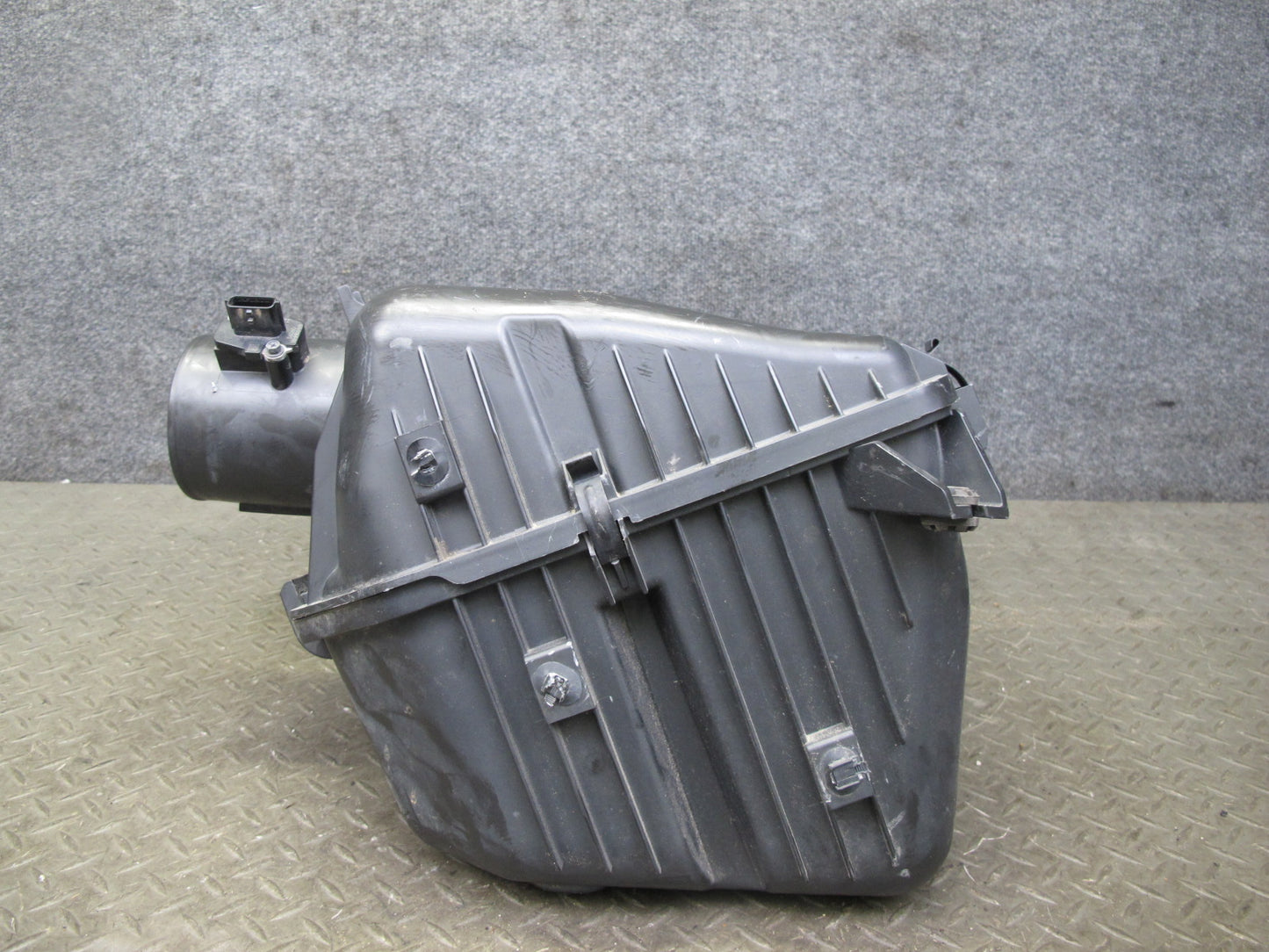 2011-2012 Infiniti QX56 QX80 5.6L Engine Air Intake Cleaner Filter Box Housing