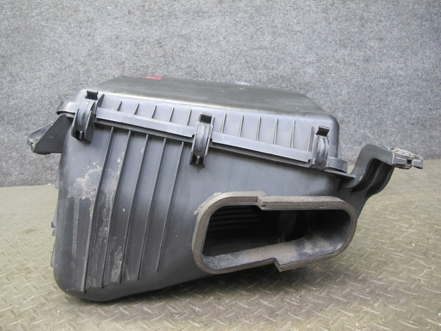2011-2012 Infiniti QX56 QX80 5.6L Engine Air Intake Cleaner Filter Box Housing