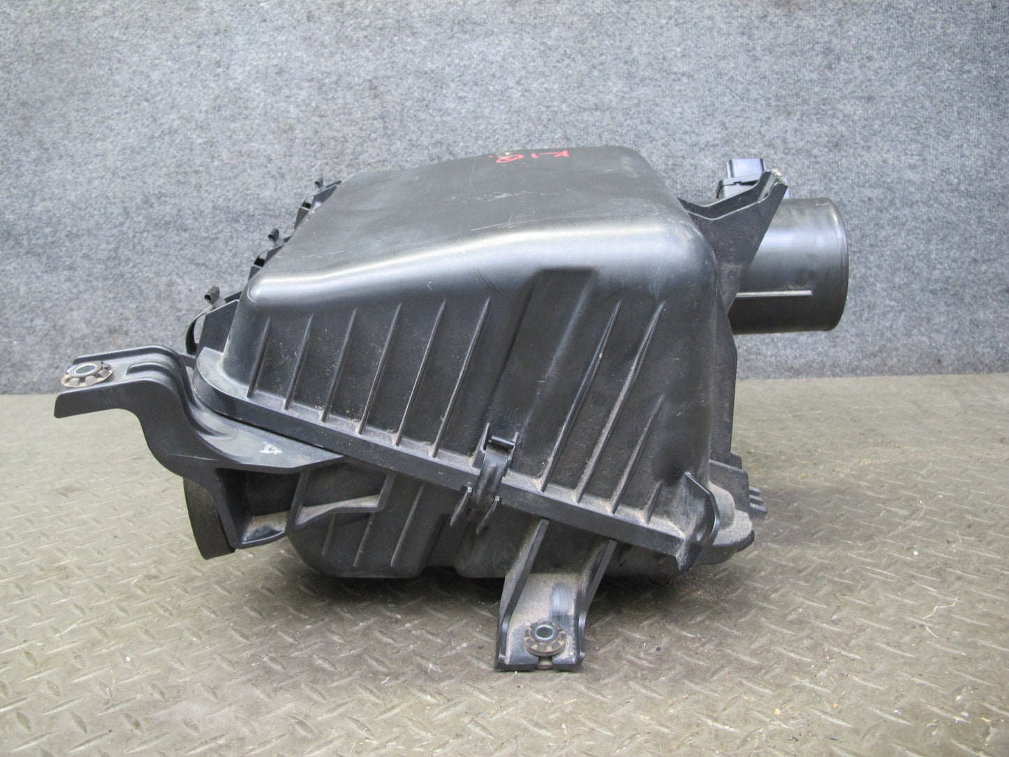 2011-2012 Infiniti QX56 QX80 5.6L Engine Air Intake Cleaner Filter Box Housing