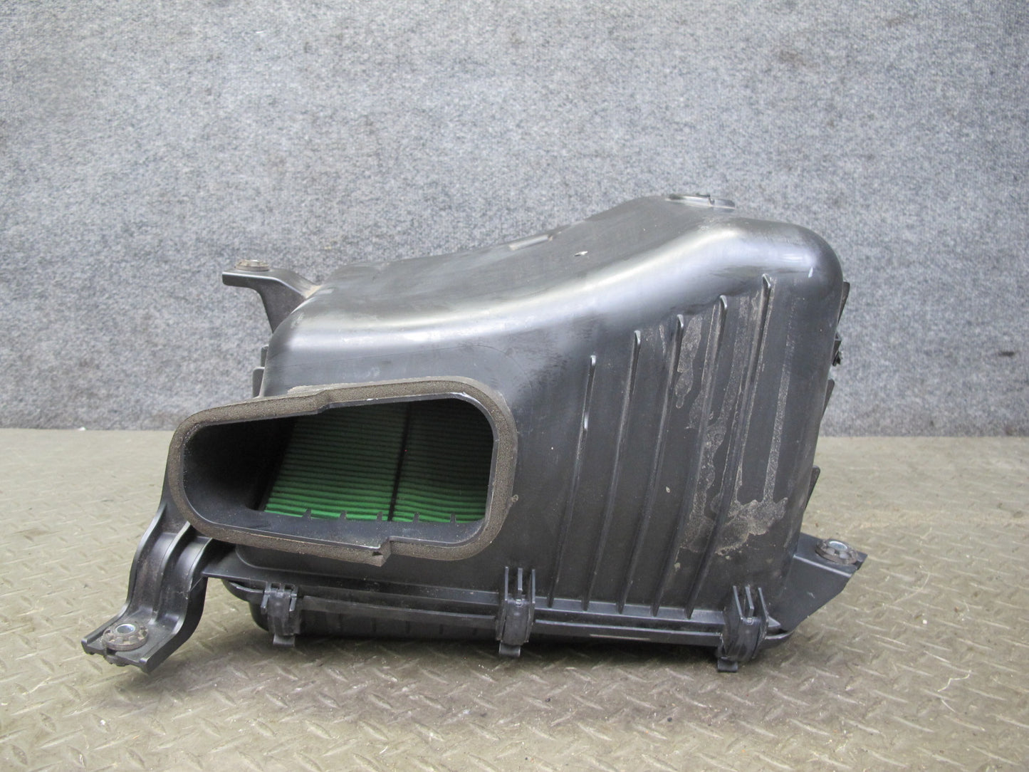 2011-2012 Infiniti QX56 QX80 5.6L Engine Air Intake Cleaner Filter Box Housing