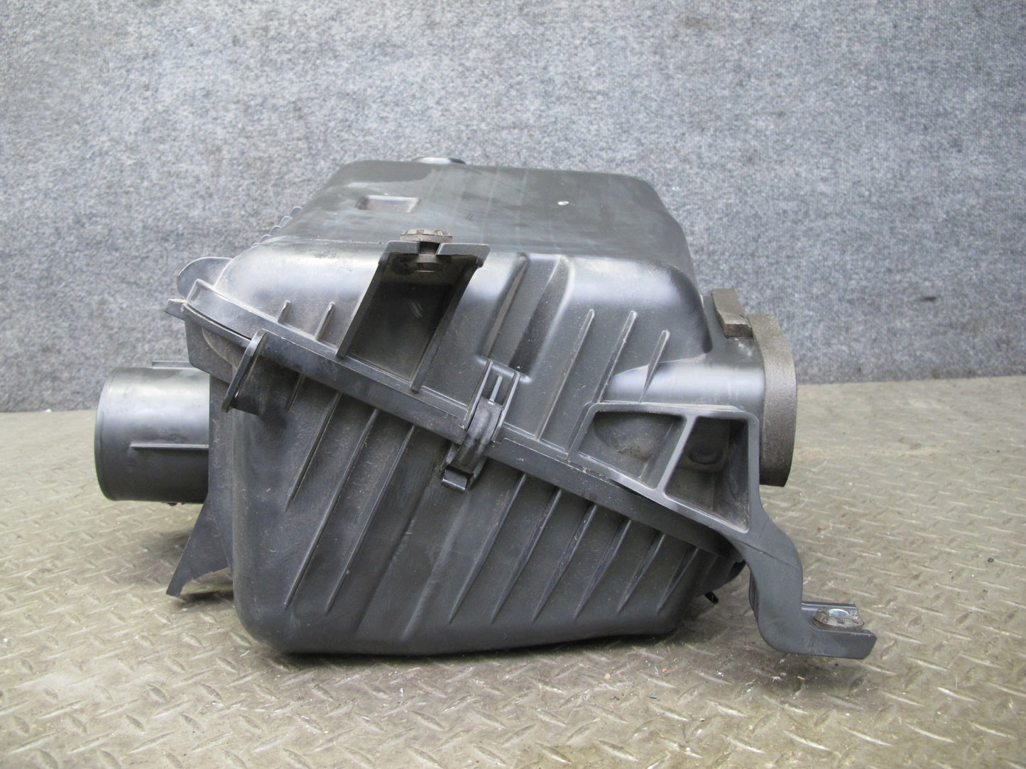 2011-2012 Infiniti QX56 QX80 5.6L Engine Air Intake Cleaner Filter Box Housing