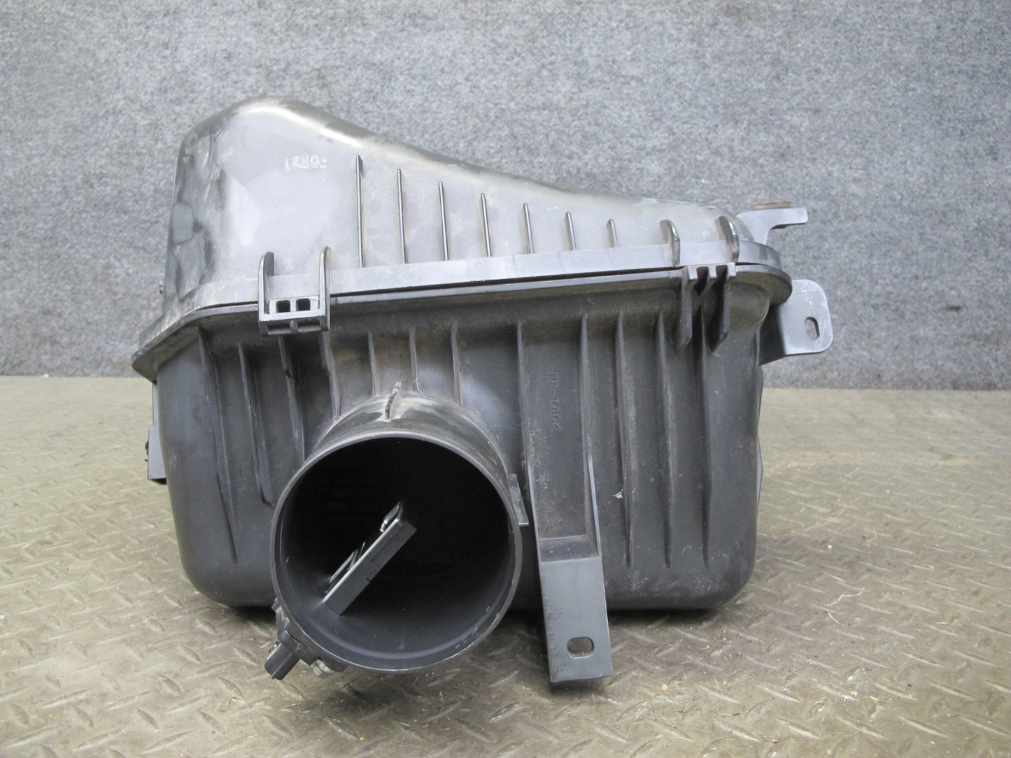 2011-2012 Infiniti QX56 QX80 5.6L Engine Air Intake Cleaner Filter Box Housing