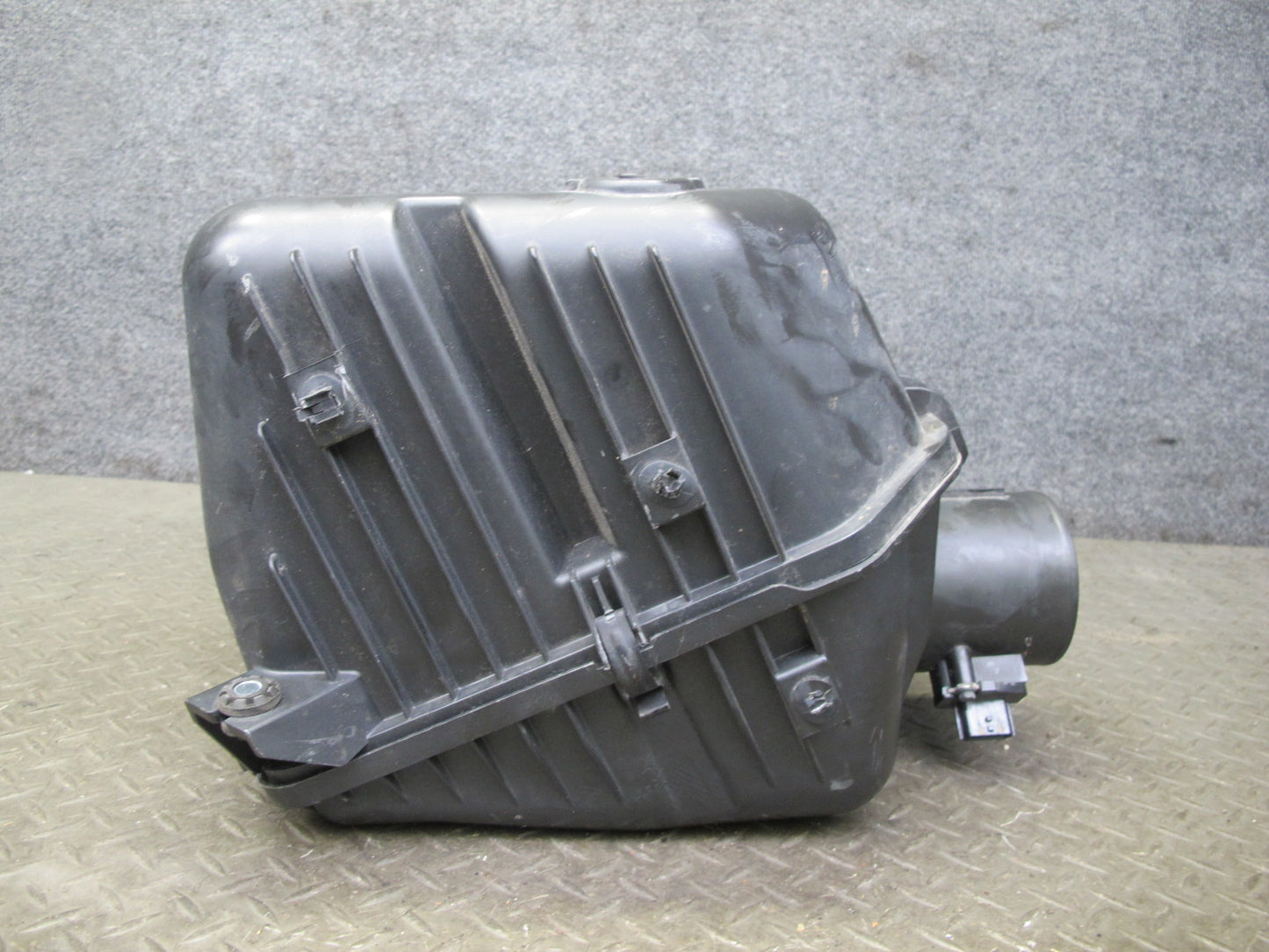 2011-2012 Infiniti QX56 QX80 5.6L Engine Air Intake Cleaner Filter Box Housing