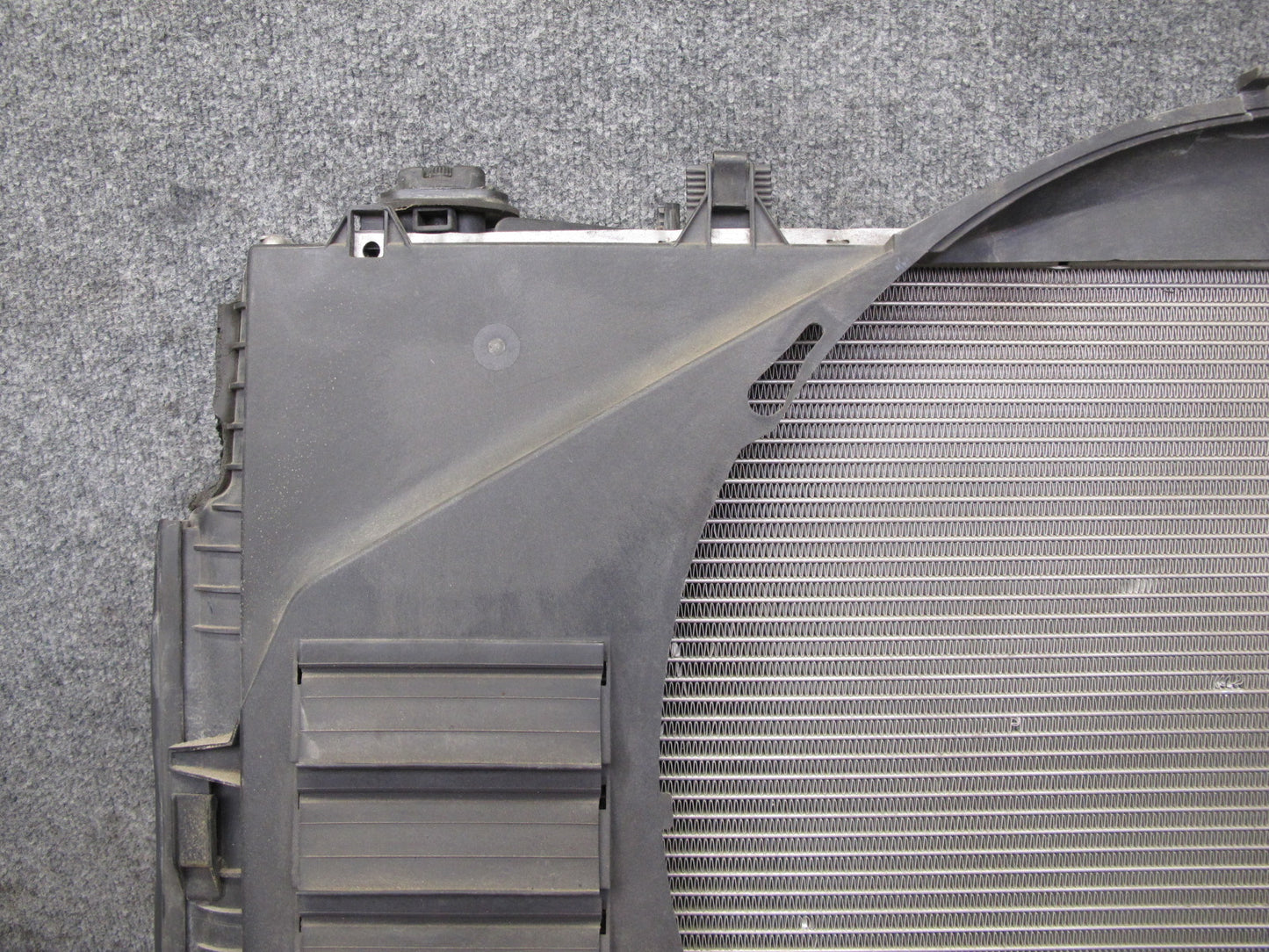 96-99 Mercedes W140 C140 CL600 S600 Engine Cooling Radiator w Shroud OEM