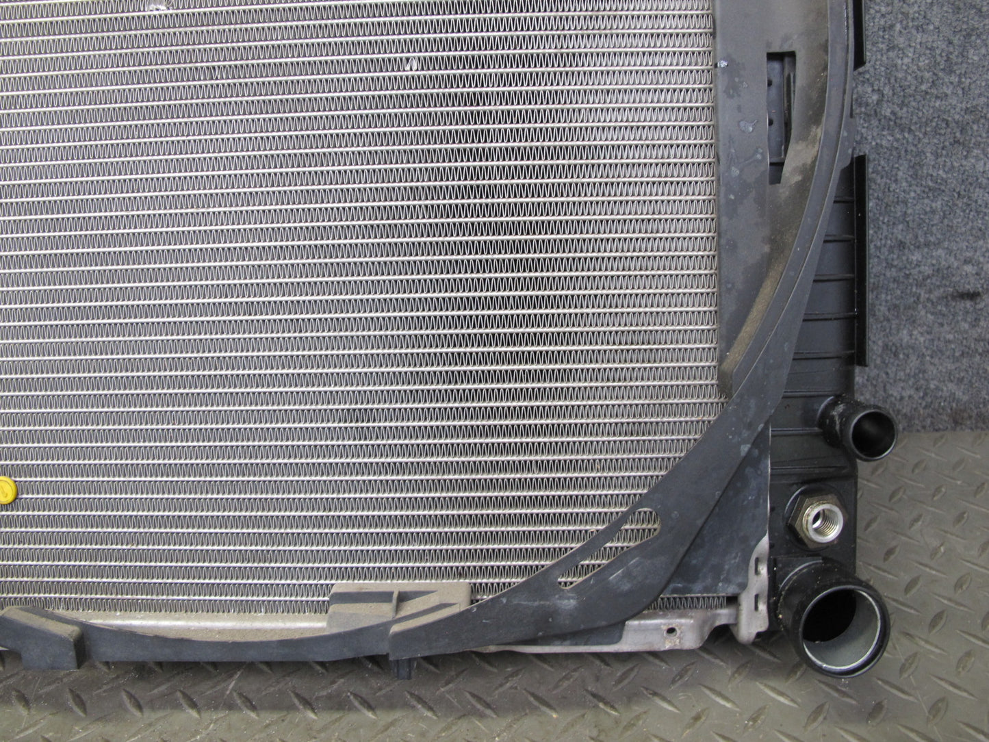 96-99 Mercedes W140 C140 CL600 S600 Engine Cooling Radiator w Shroud OEM
