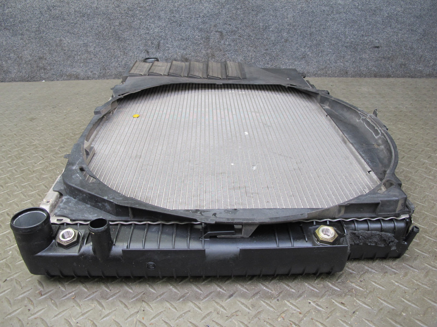 96-99 Mercedes W140 C140 CL600 S600 Engine Cooling Radiator w Shroud OEM