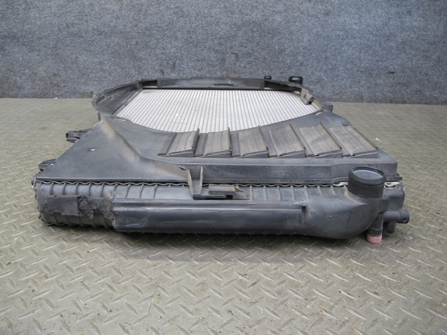 96-99 Mercedes W140 C140 CL600 S600 Engine Cooling Radiator w Shroud OEM