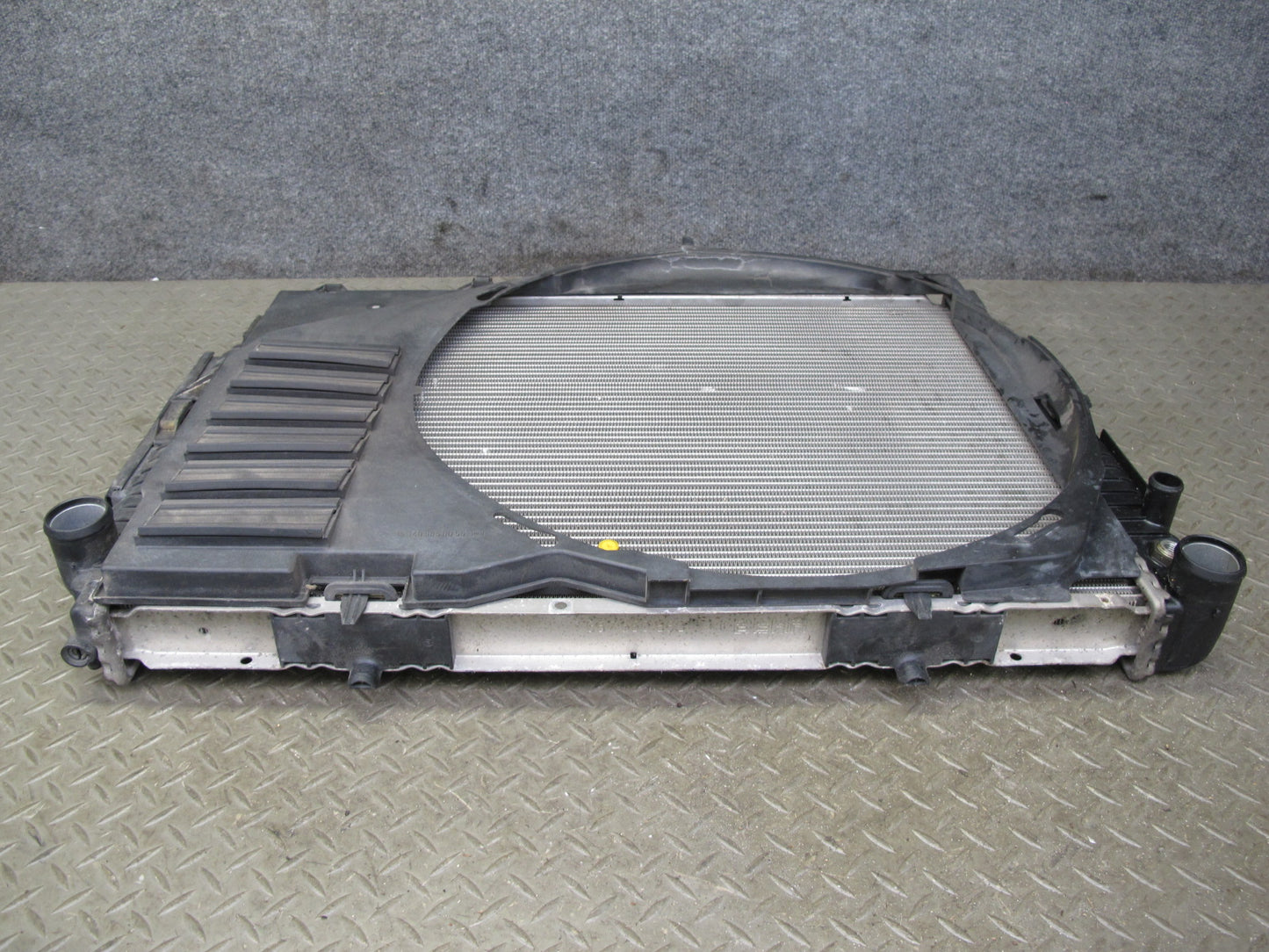 96-99 Mercedes W140 C140 CL600 S600 Engine Cooling Radiator w Shroud OEM