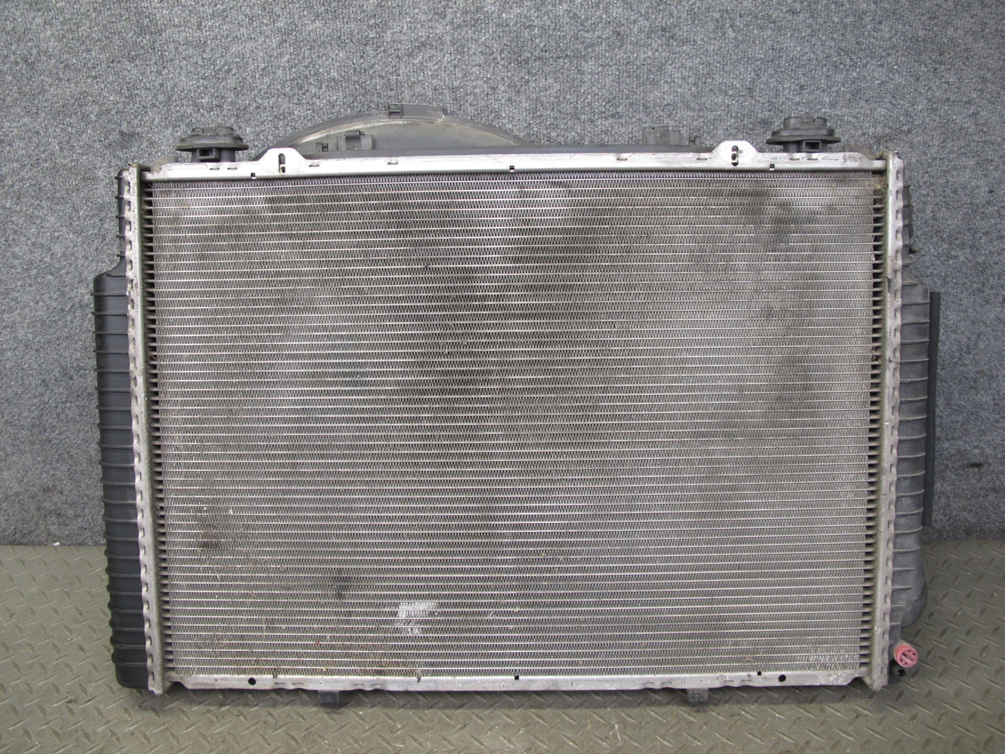96-99 Mercedes W140 C140 CL600 S600 Engine Cooling Radiator w Shroud OEM